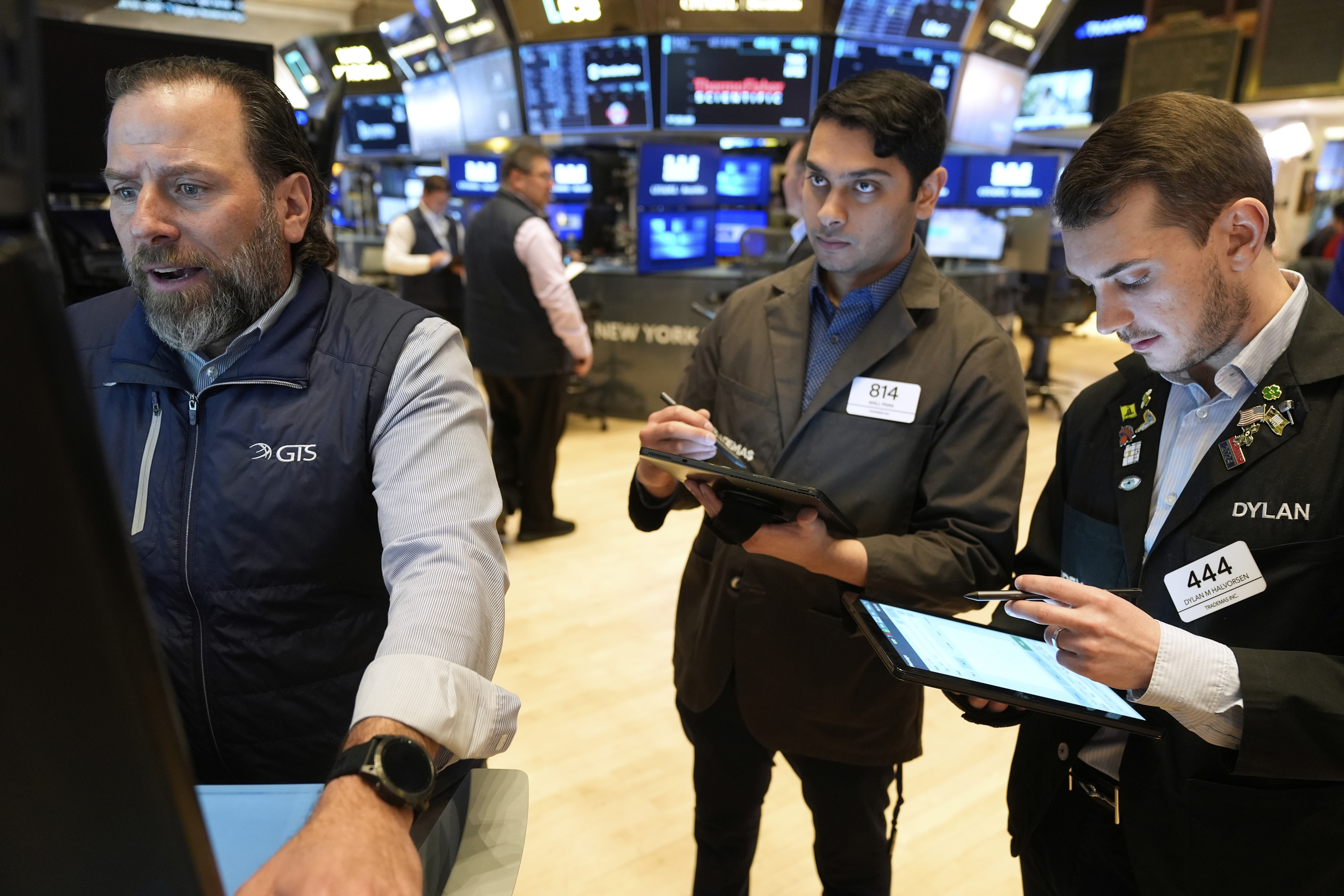 US stocks shake in twitchy trading as bonds show more stress