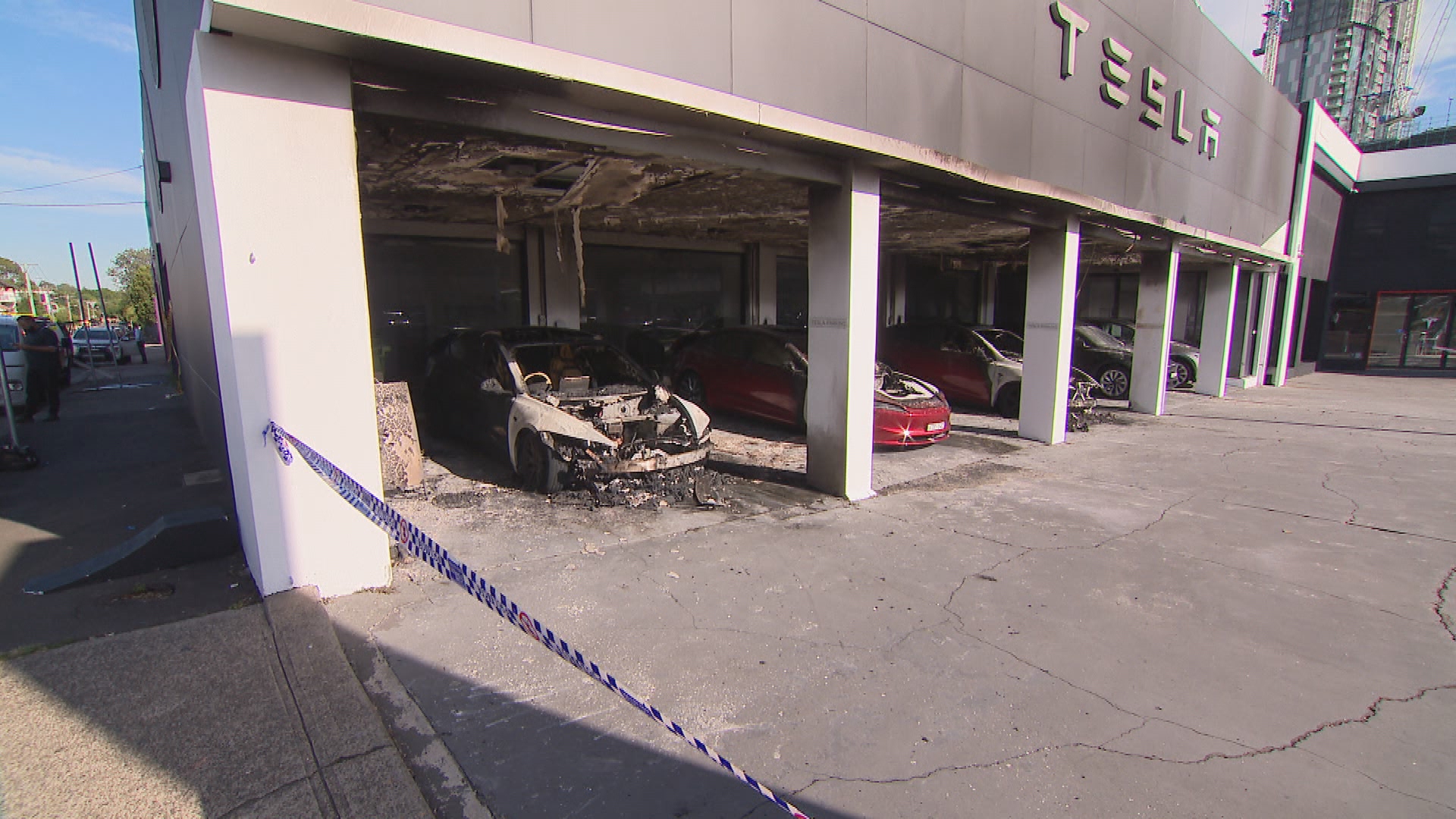 la benzina è stata utilizzata per dare fuoco a tre auto elettriche a Parramatta in un sospetto incendio doloso