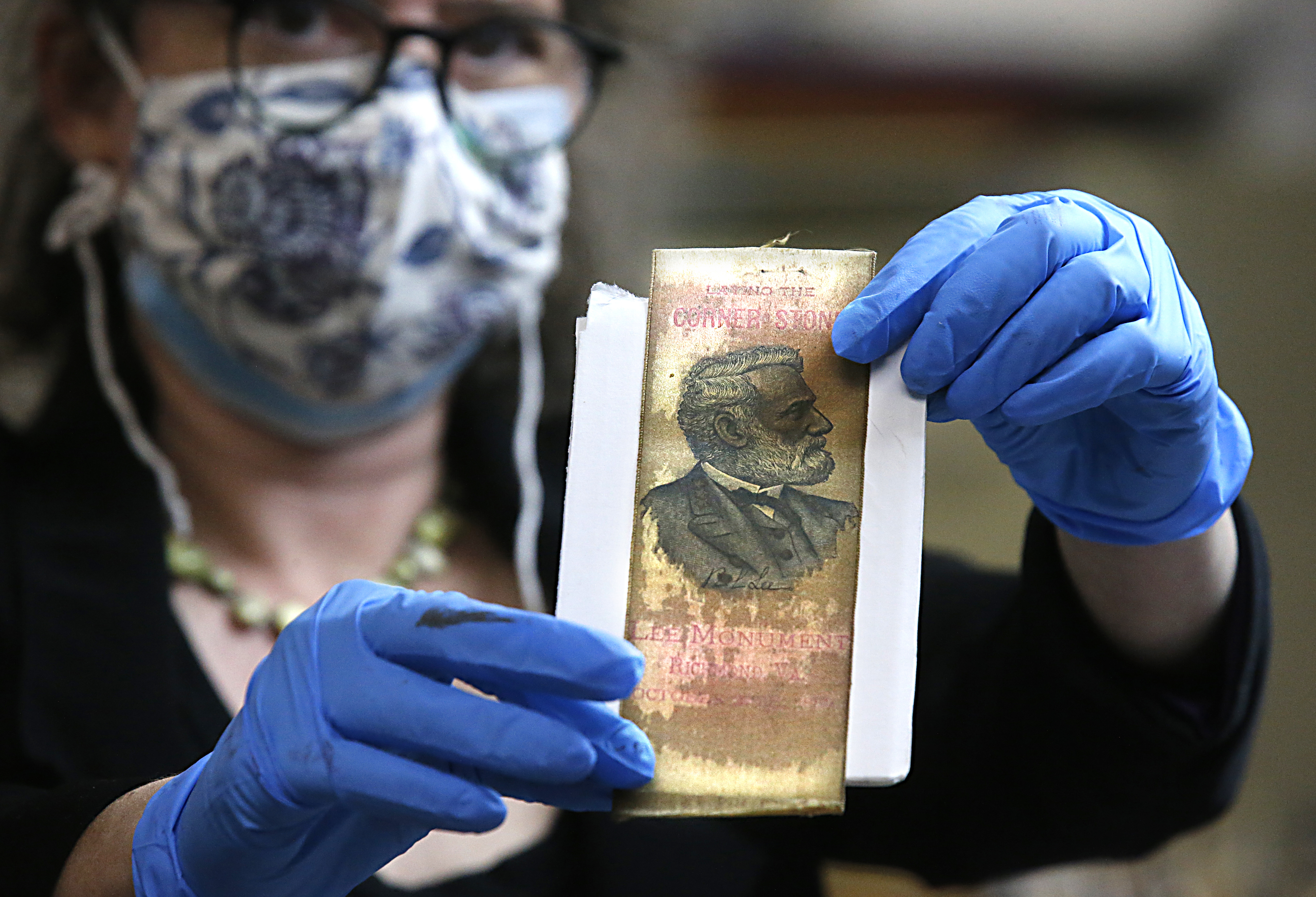 A ribbon with the likeness of Robert E. Lee, was also found inside the box.