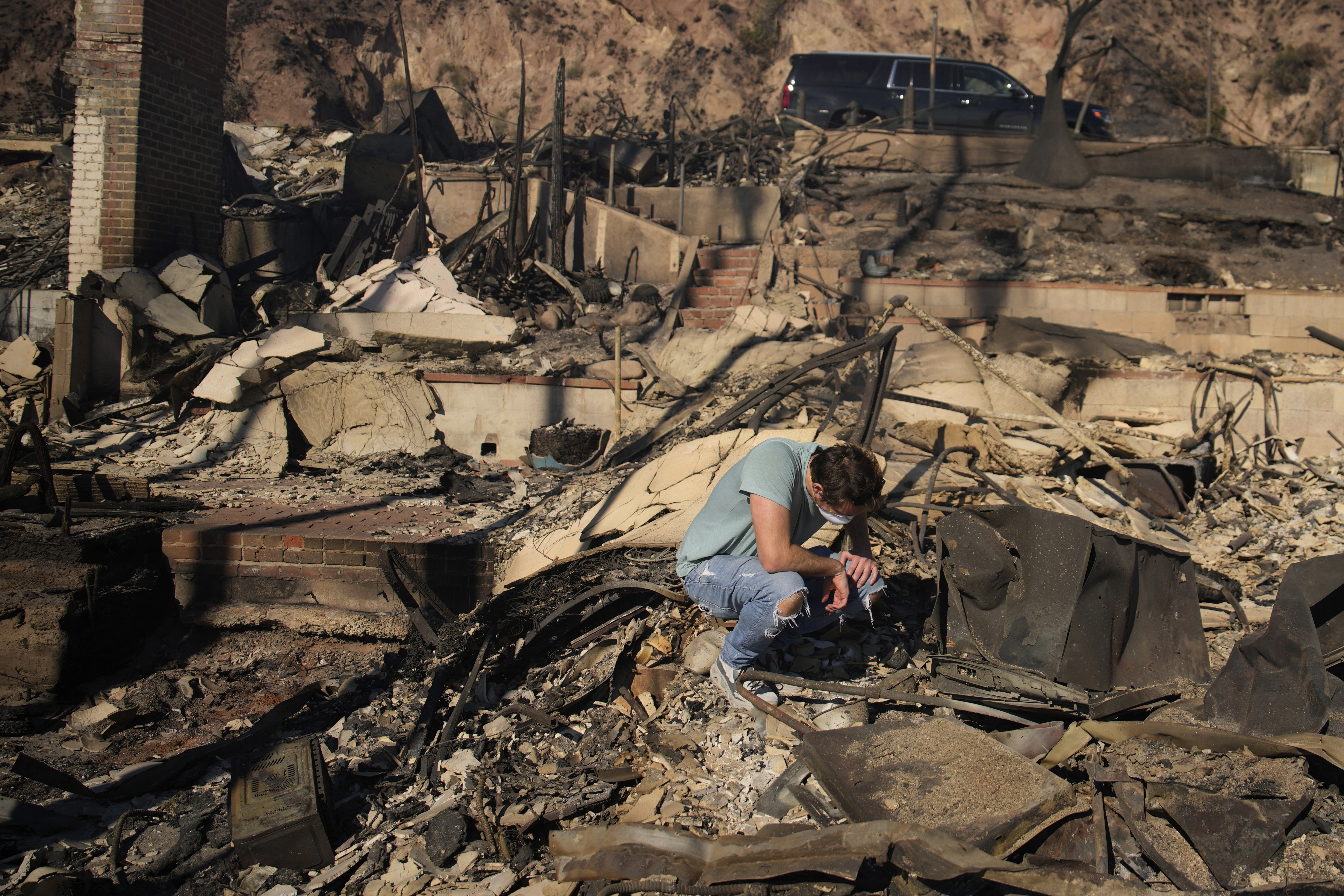 LA wildfires continue to blaze as residents mourn wreckage of homes