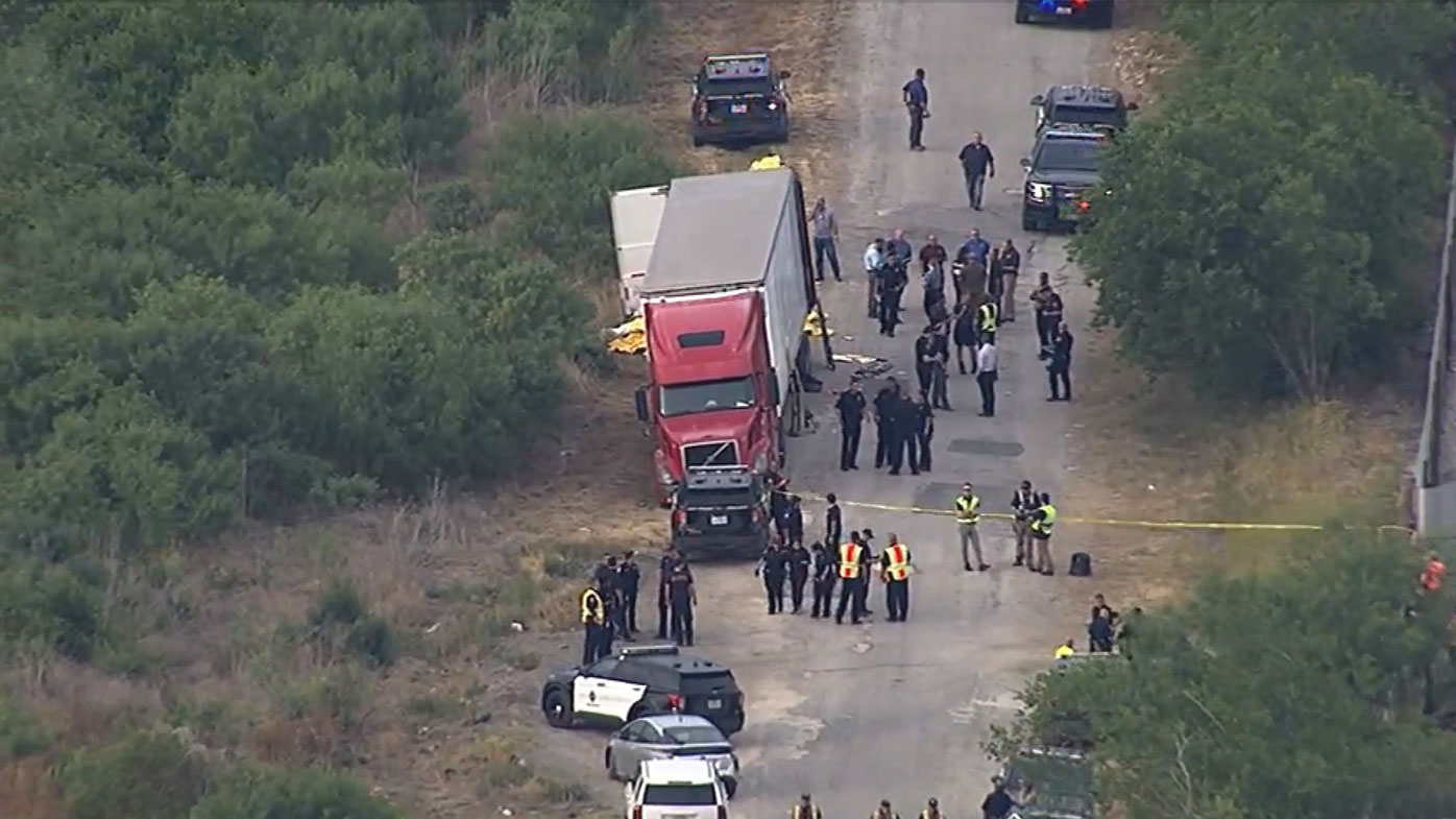 Al menos 42 migrantes encontrados muertos en camión en San Antonio, Texas.