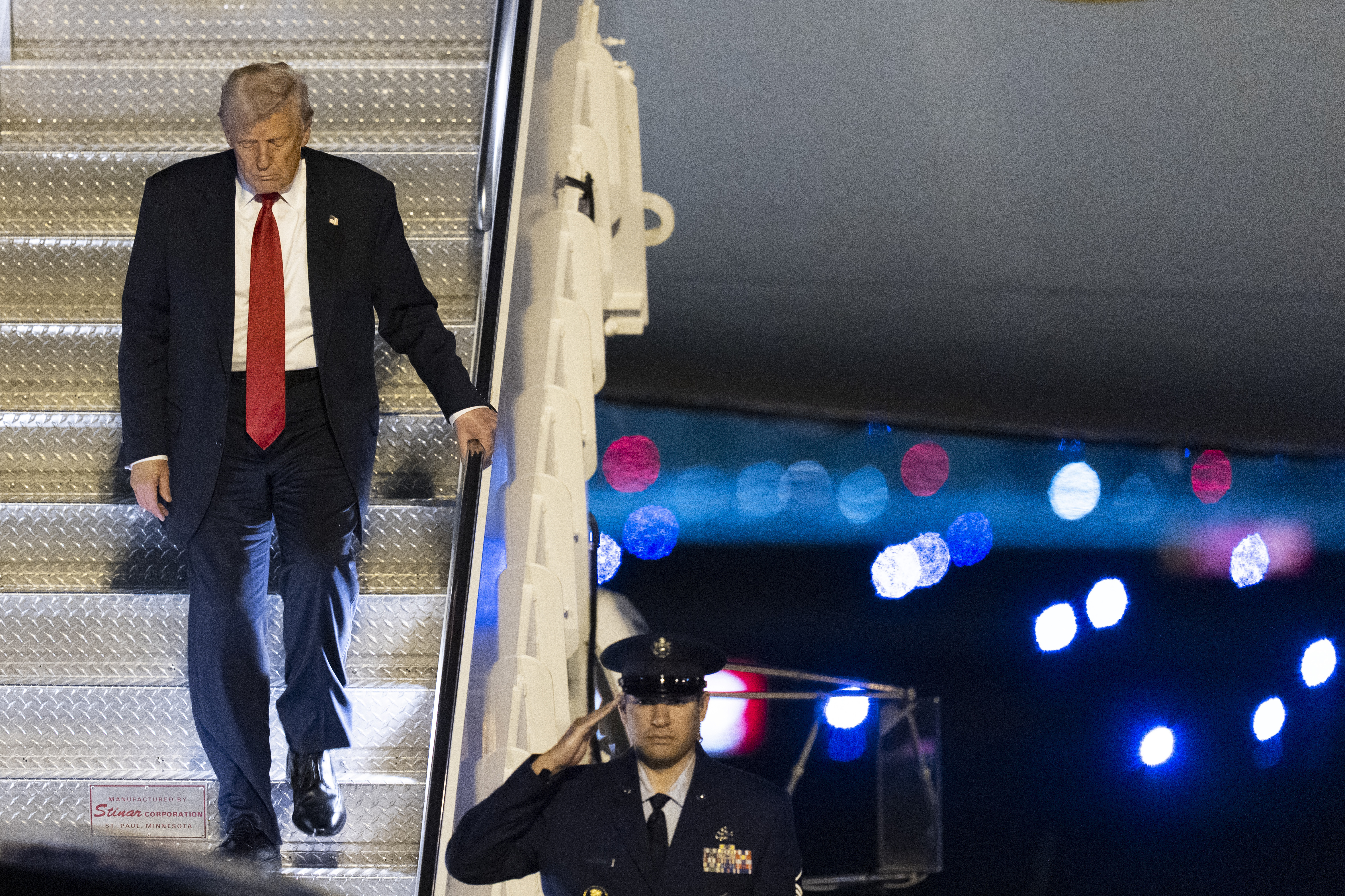 El presidente Donald Trump llega a Air Force One en el Aeropuerto Internacional de Palm Beach, el viernes 14 de marzo de 2025, en West Palm Beach, Florida.