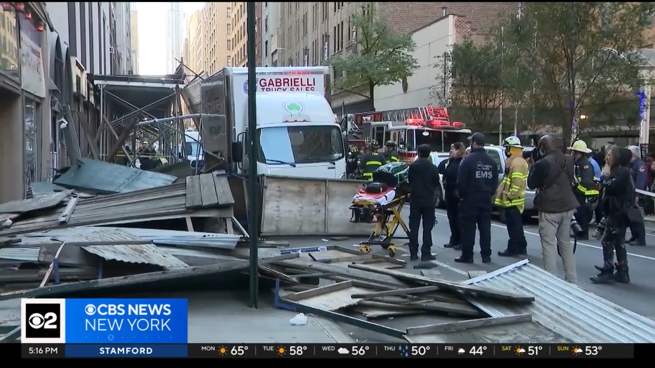 Un video dramático muestra que un cobertizo en la acera de Nueva York se derrumba sobre los peatones, hiriendo a 3