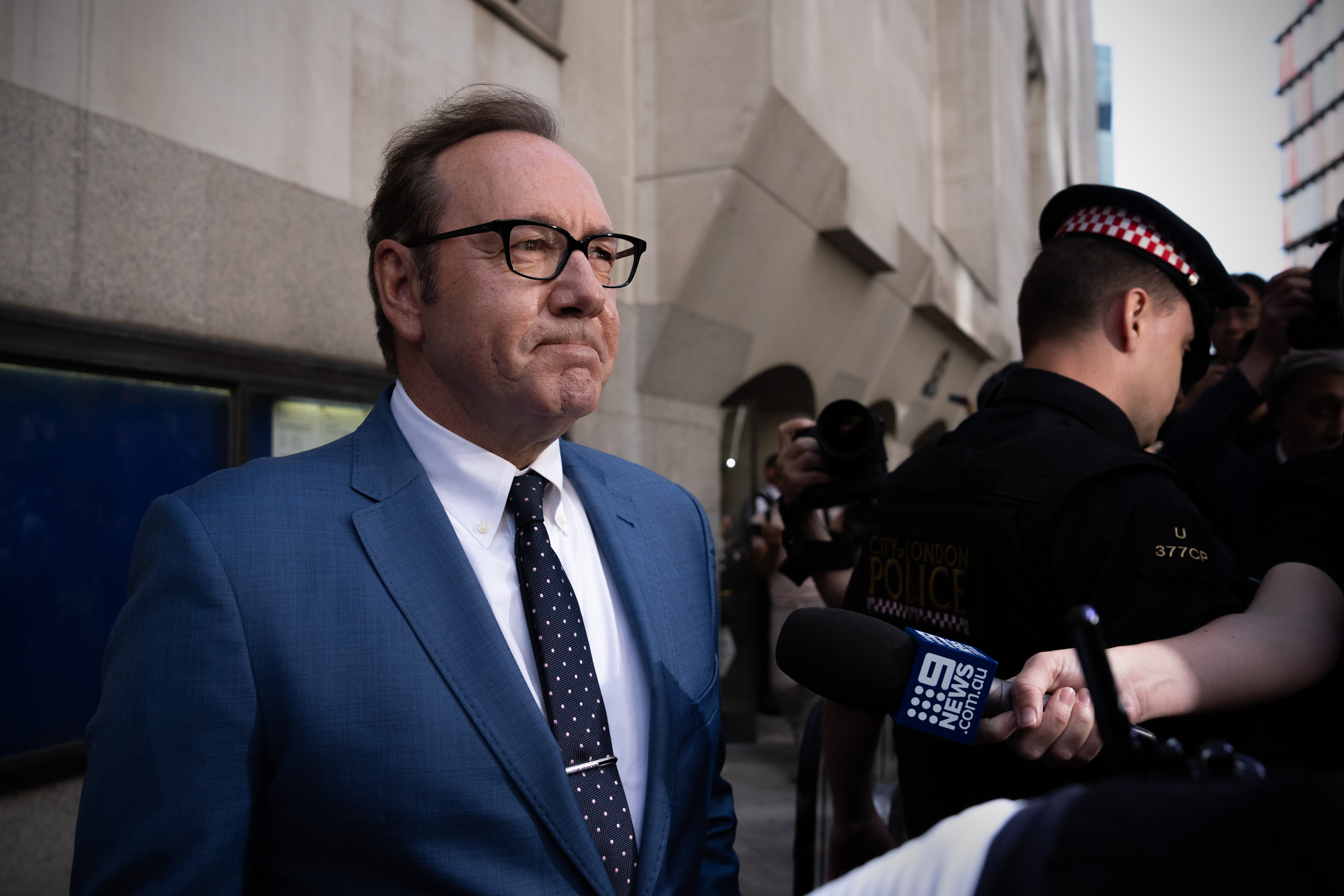 El actor Kevin Spacey abandona el Tribunal Penal Central el 14 de julio de 2022 en Londres, Inglaterra. 