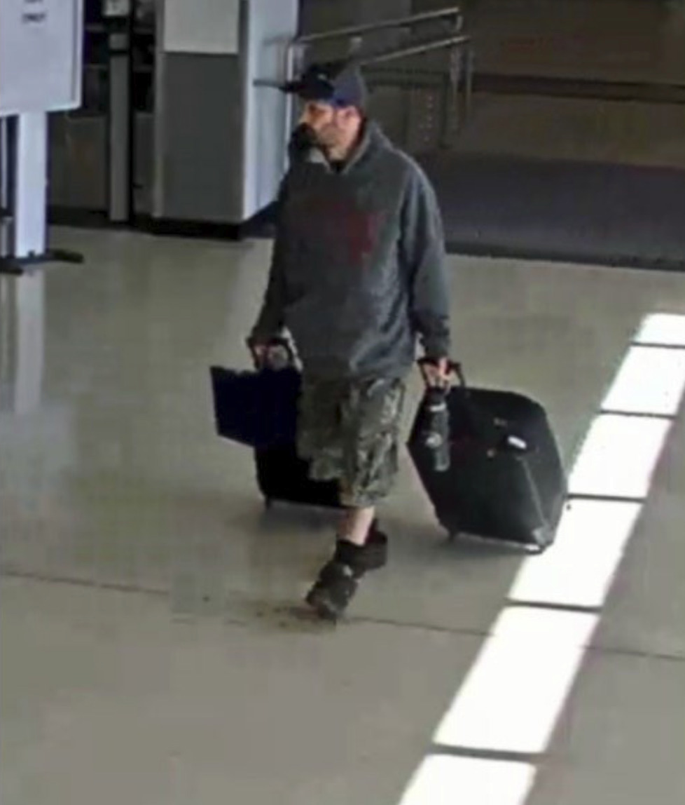Marc Muffley fue arrestado el lunes después de que se encontrara un explosivo en una maleta registrada en un vuelo con destino a Florida, dijeron las autoridades federales.