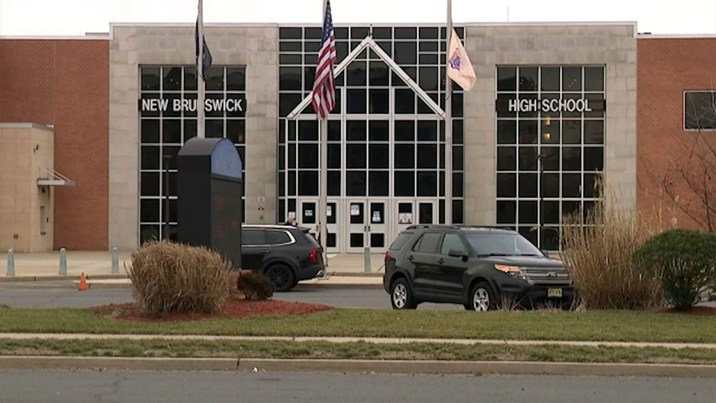 Un joven de 29 años supuestamente se matriculó en New Brunswick High School.