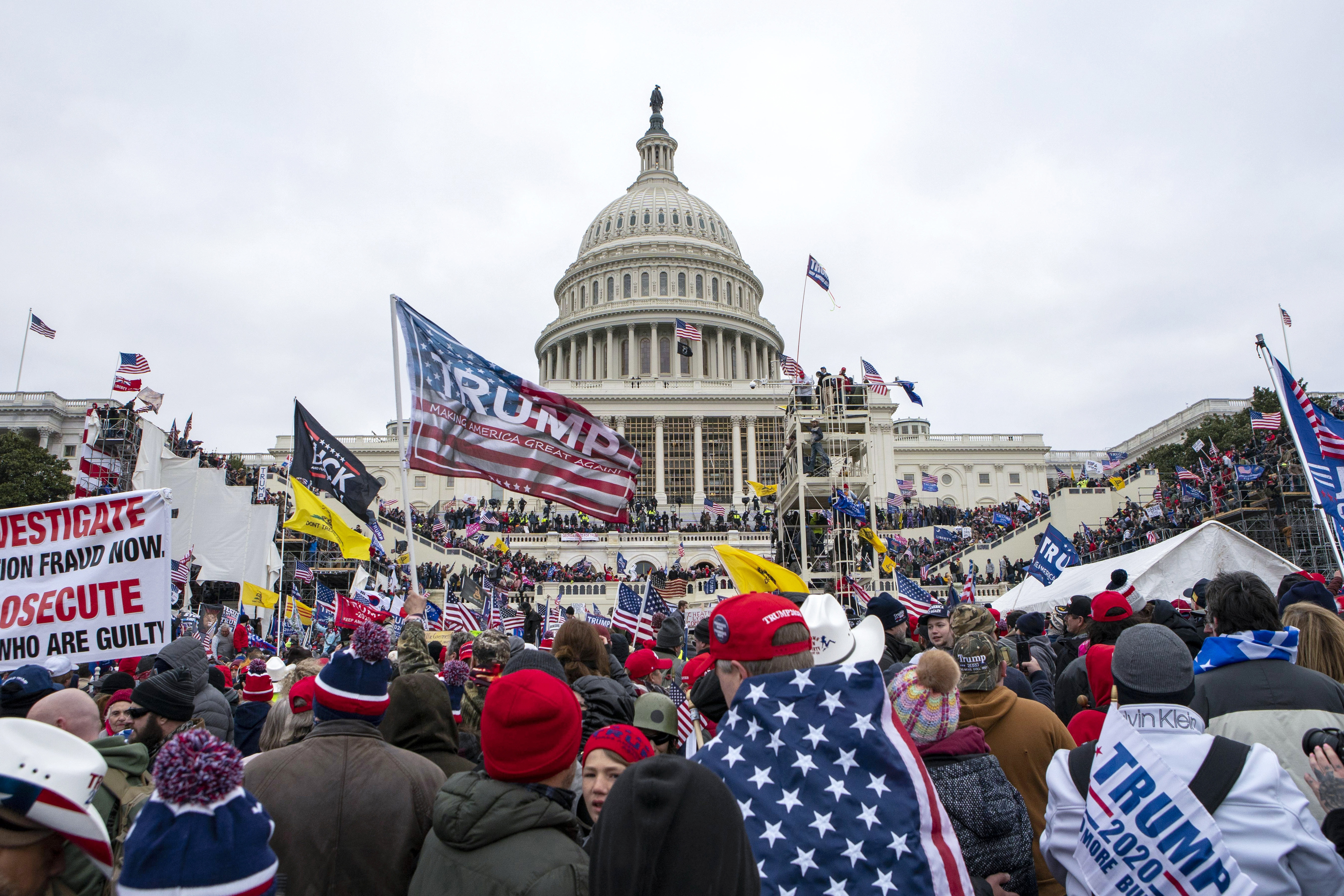 Alborotadores leales al presidente Donald Trump se manifiestan en el Capitolio de los Estados Unidos en Washington el 6 de enero de 2021.