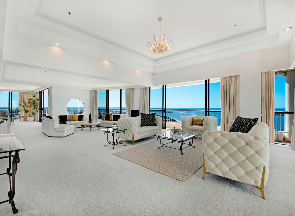 The breathtaking Gold Coast penthouse, once owned by the late Sir Jack Brabham, failed to sell at auction with agents now taking expressions of interest.