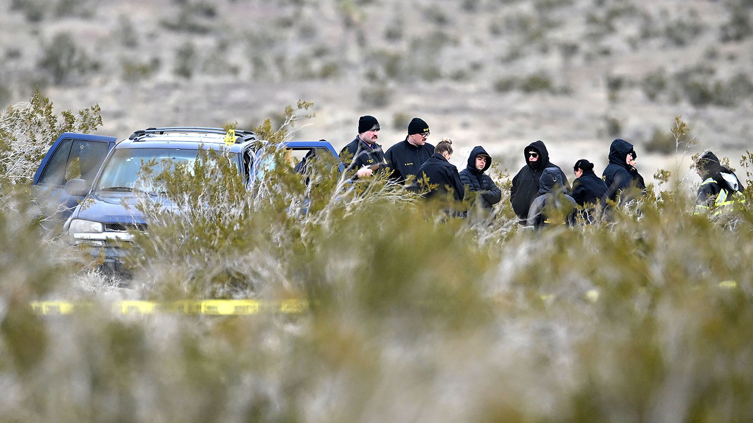 Los investigadores del Departamento del Sheriff del condado de San Bernardino investigan después de que se descubrieron seis cadáveres en un camino de tierra en el desierto de Mojave en El Mirage, California.
