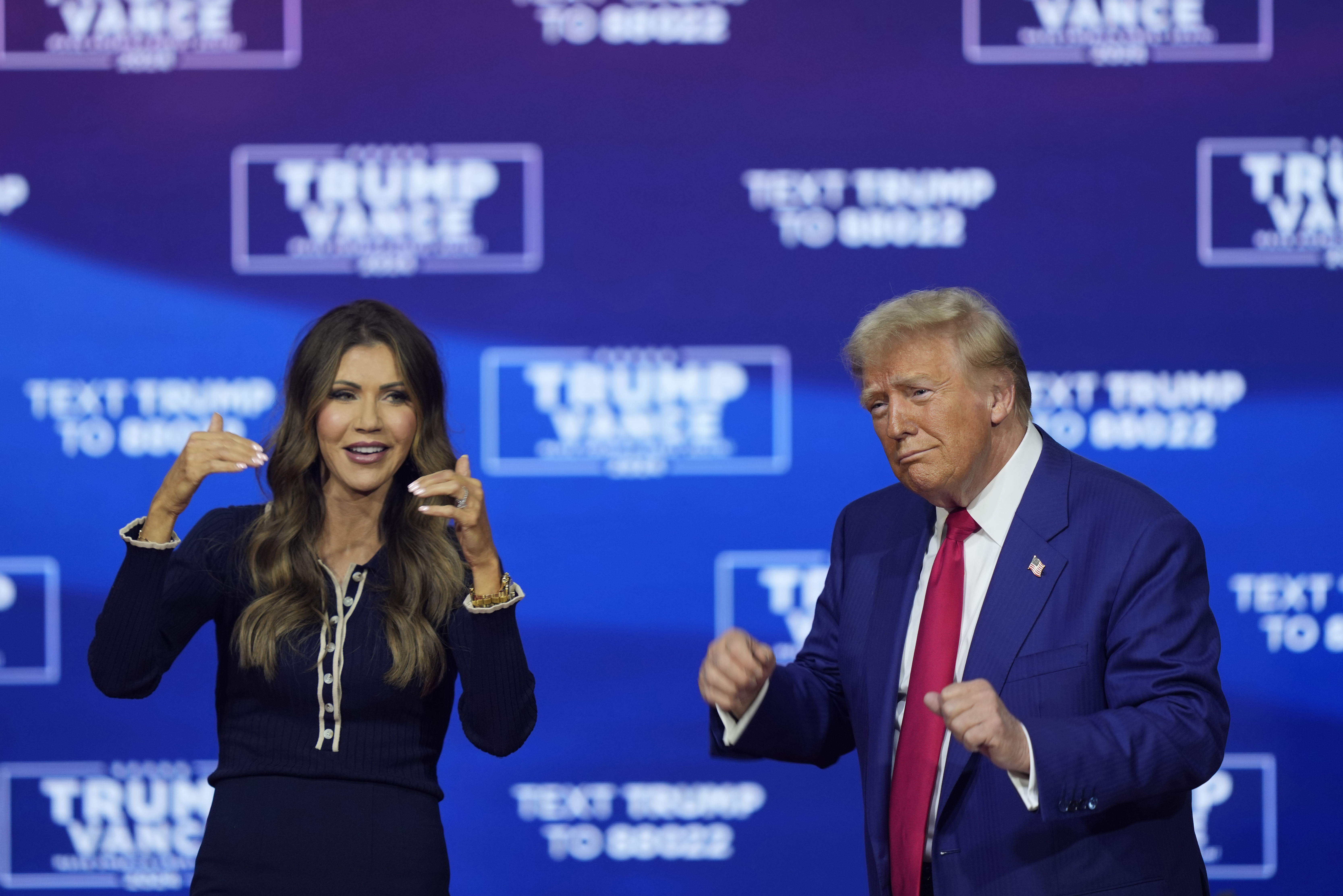 El candidato presidencial republicano, el expresidente Donald Trump, y la gobernadora de Dakota del Sur, Kristi Noem, bailan la canción. "YMCA" en un ayuntamiento de campaña en el Greater Philadelphia Expo Center & Fairgrounds, el lunes 14 de octubre de 2024, en Oaks, Pensilvania (Foto AP/Matt Rourke)