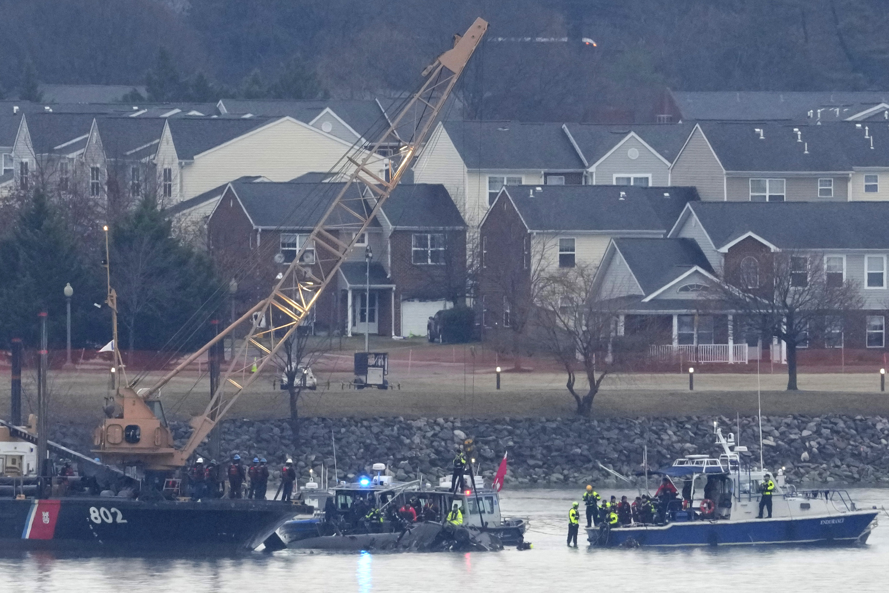 La torre de control de tráfico aéreo en el Aeropuerto Nacional Ronald Reagan Washington está en la foto, el viernes 31 de enero de 2025, en Arlington, Virginia, cerca de los restos de una colisión en el aire entre un helicóptero de halcón negro y un avión de aerolíneas estadounidenses en el Potomac en el Potomac Río. (AP Photo/Alex Brandon)