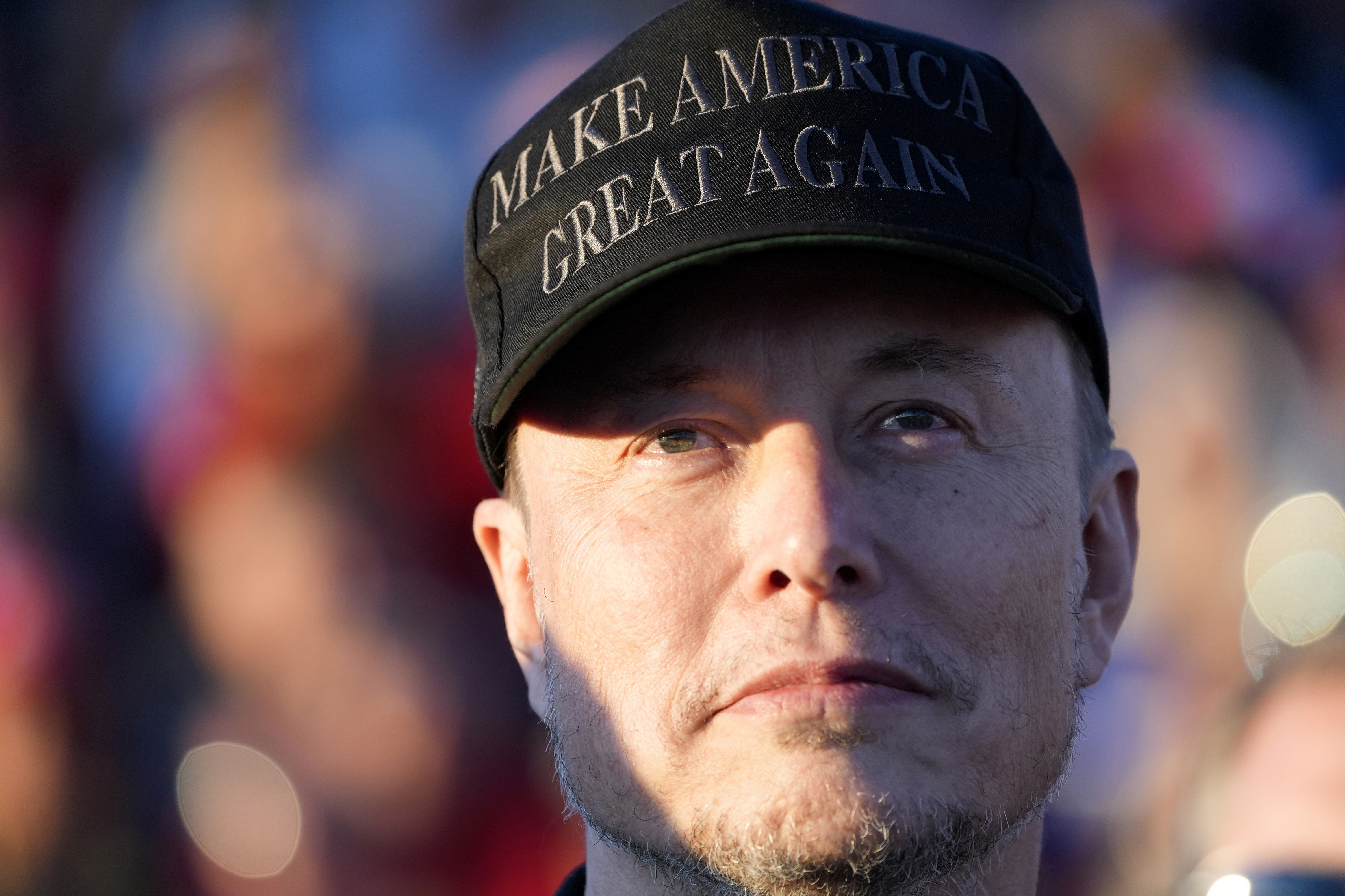 ARCHIVO - El director ejecutivo de Tesla y SpaceX, Elon Musk, escucha mientras el expresidente Donald Trump, candidato presidencial republicano, habla en un evento de campaña en el Butler Farm Show, el 5 de octubre de 2024, en Butler, Pensilvania (Foto AP/Alex Brandon, archivo)