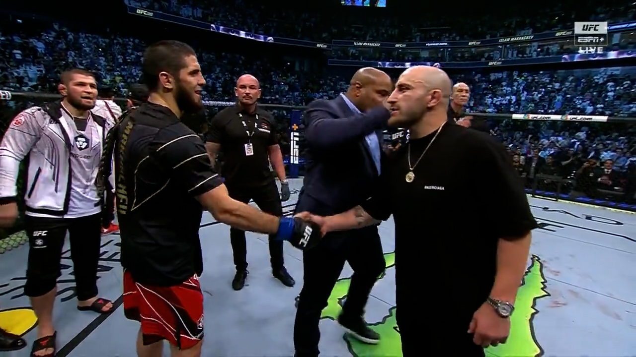 Alex Volkanovski enters the Octagon to accept Islam Makhachev's challenge.