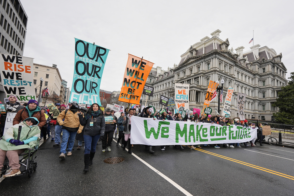 La gente marcha en la Marcha Popular, el sábado 18 de enero de 2025, en Washington. (Foto AP/Mike Stewart)