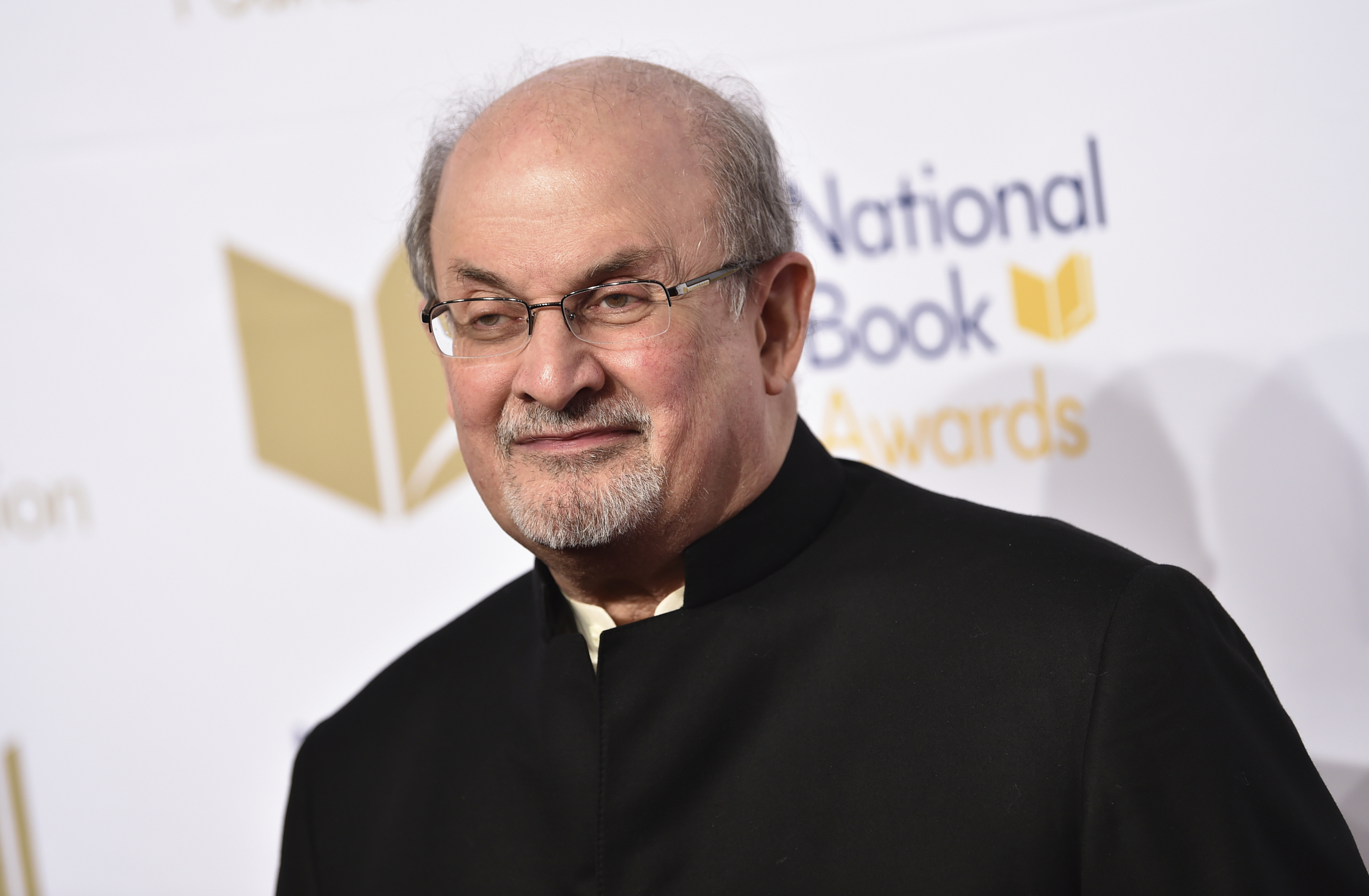 Salman Rushdie advierte que la libre expresión 'bajo amenaza' rara dirección después del ataque