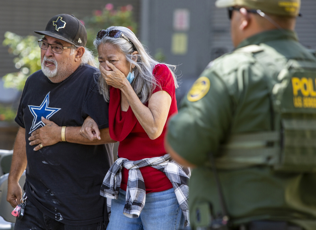 Una mujer llora mientras sale del Centro Cívico de Uvalde después de que se informó de un tiroteo más temprano ese mismo día.