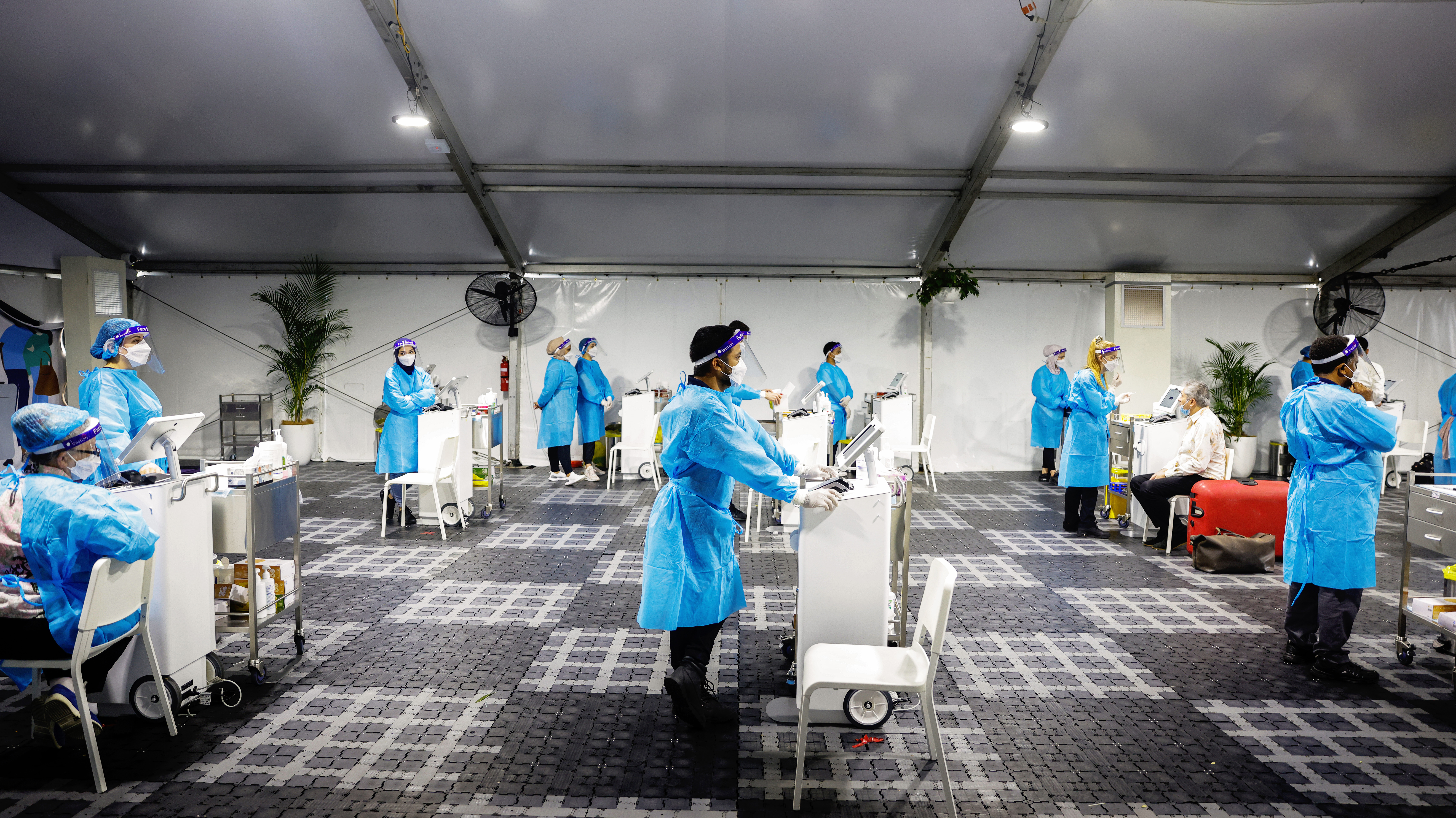 Health workers at the Histopath pre-departure COVID testing clinic at Sydney International airport.