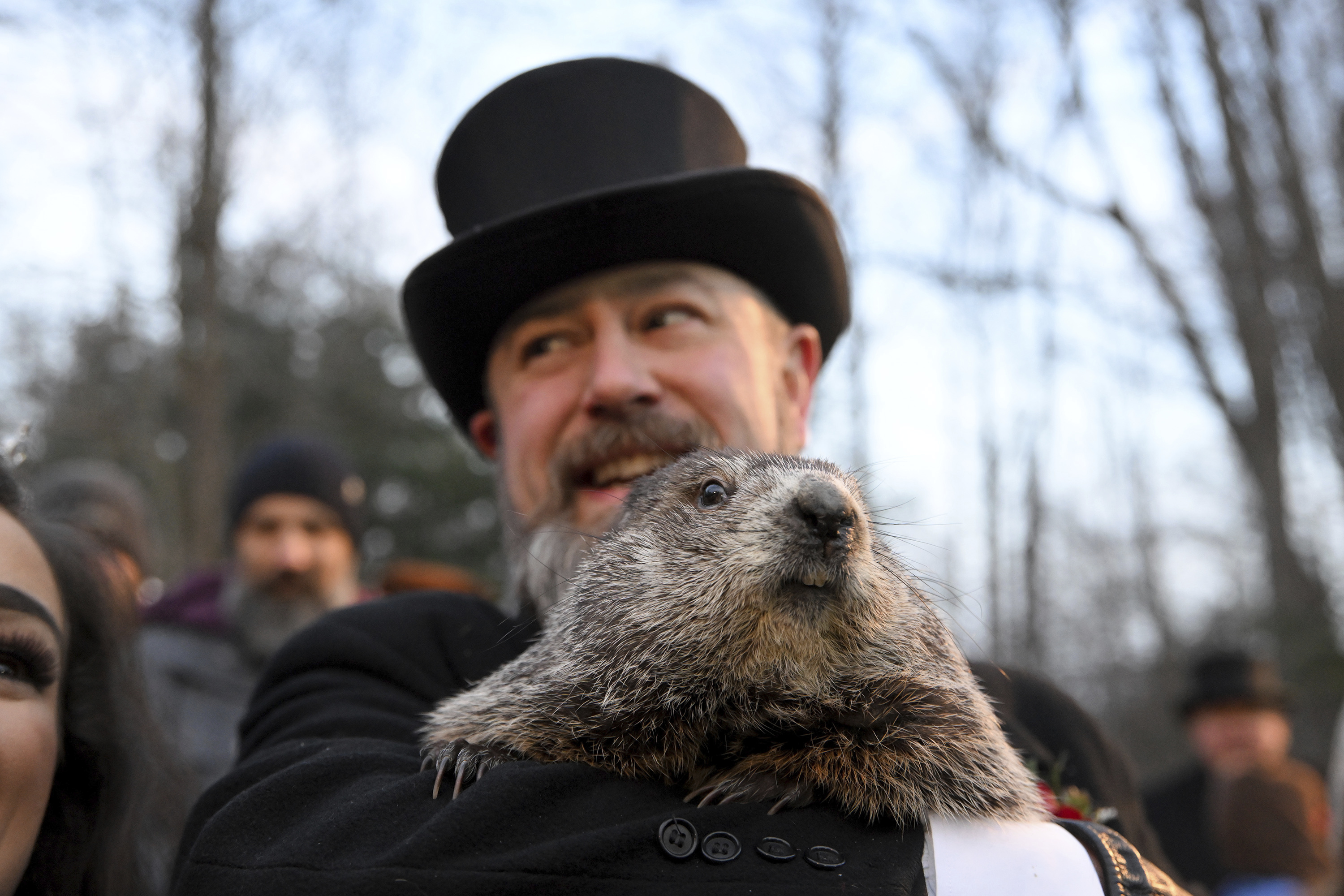 El manejador del Groundhog Club, AJ Dereume, sostiene a Punxsutawney Phil, la marmota que pronostica el clima, durante la celebración número 136 del Día de la Marmota en Gobbler's Knob en Punxsutawney, Pensilvania, el miércoles 2 de febrero de 2022.