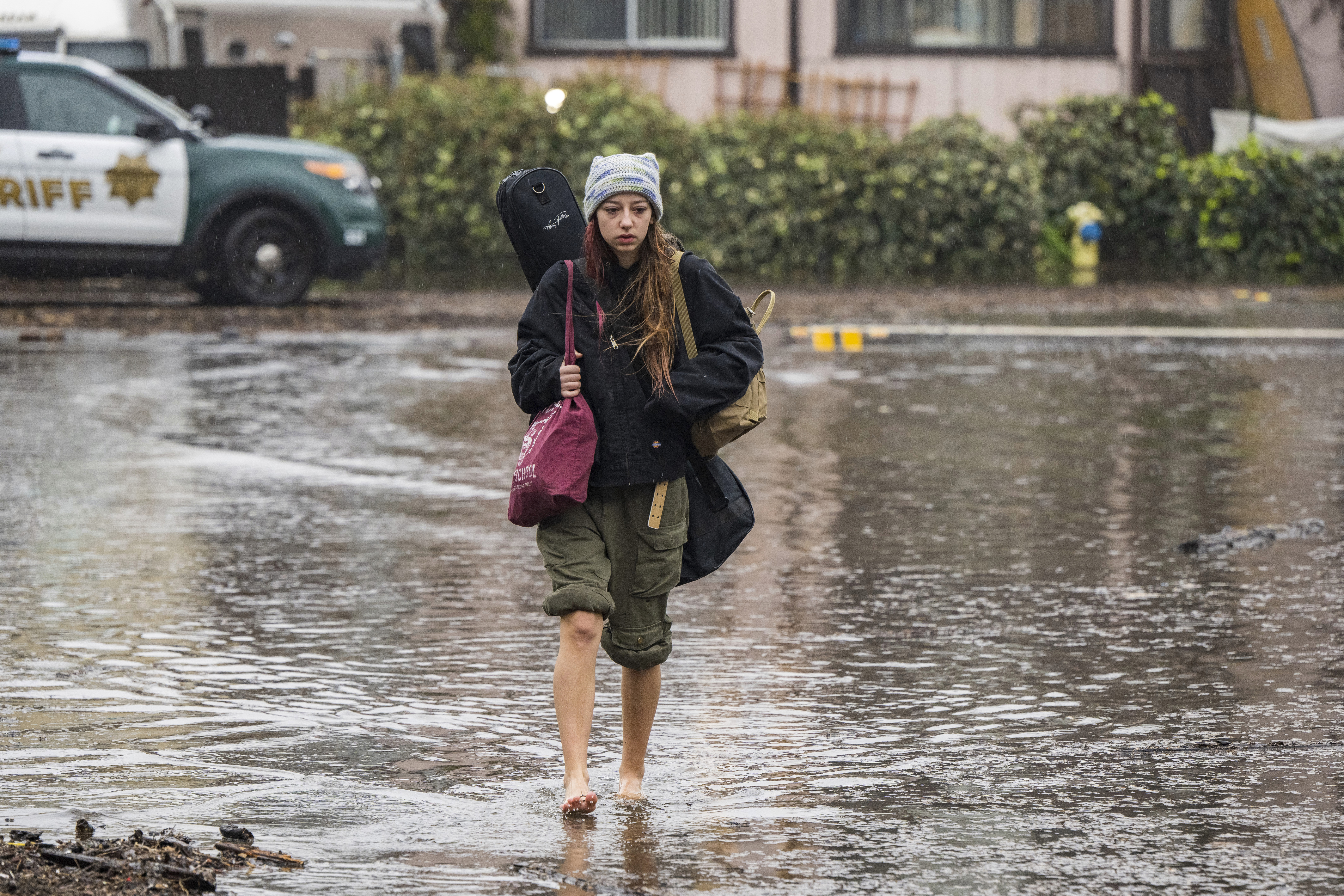 El número de muertos aumenta a 14 en las inundaciones de California después de que la caída de los árboles mata