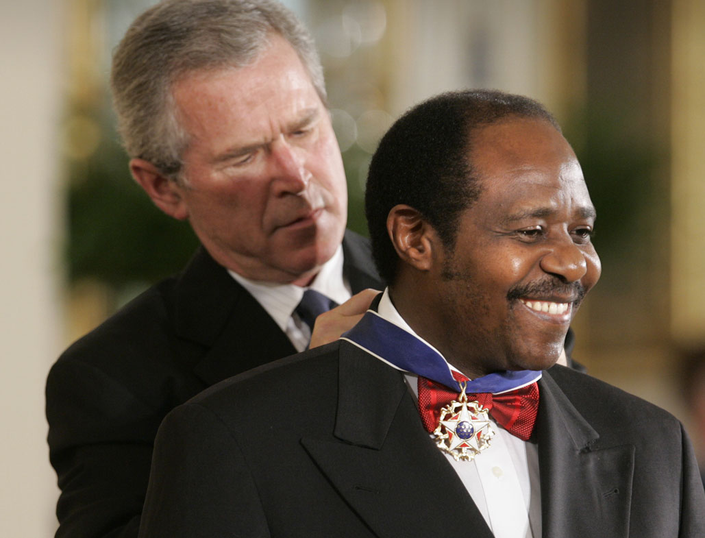 El presidente Bush otorga a Paul Rusesabagina, quien albergó a personas en un hotel que él administraba durante el genocidio de Ruanda de 1994, la Medalla Presidencial de la Libertad en el Salón Este de la Casa Blanca, en Washington (Foto: noviembre de 2005)