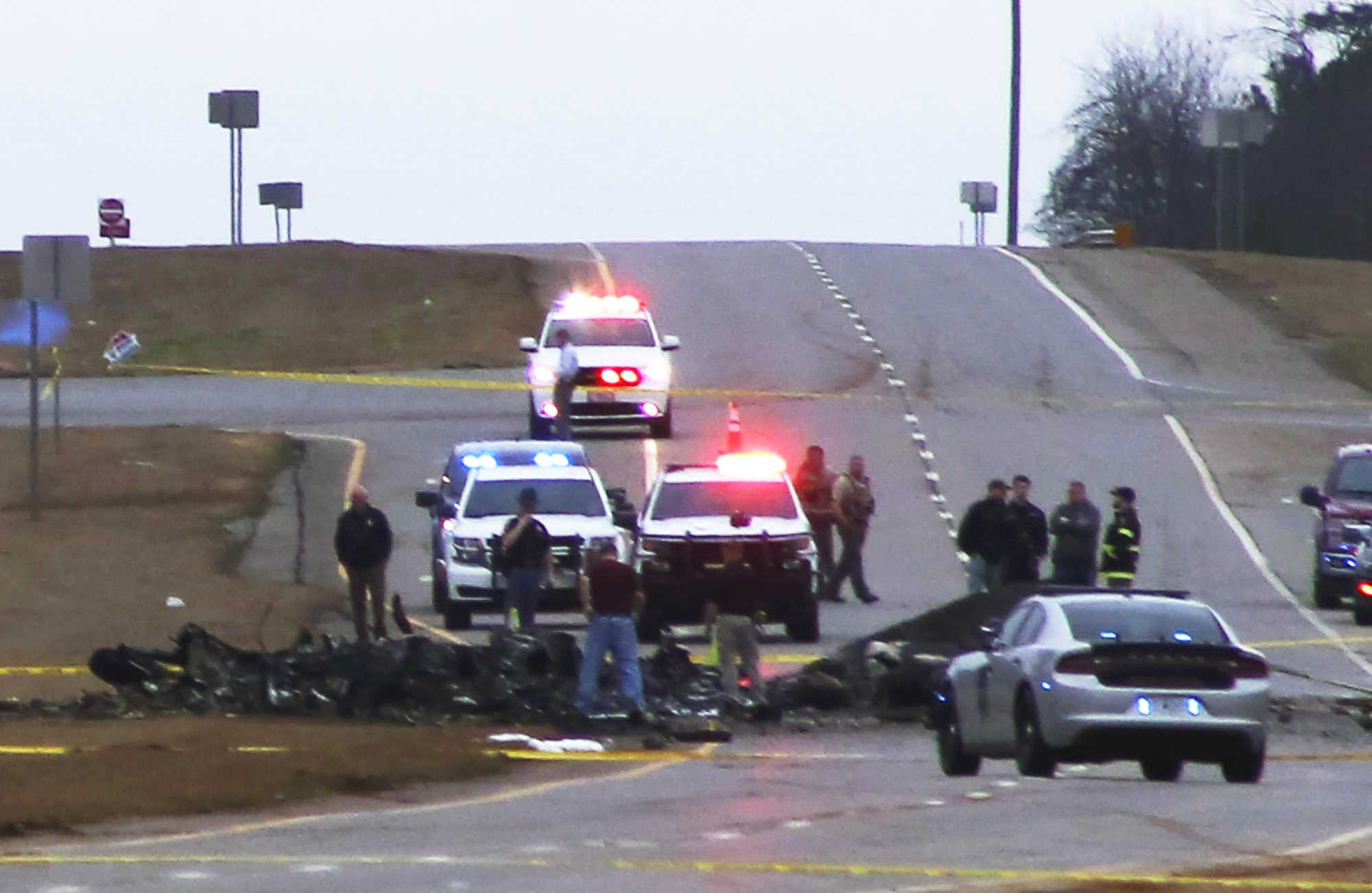 Trabajo policial en la escena del accidente de un helicóptero Black Hawk el miércoles 15 de febrero de 2023, en la comunidad no incorporada de Harvest, Alabama. Oficiales militares estadounidenses dicen que dos personas a bordo del helicóptero, que pertenecía a la Guardia Nacional de Tennessee, murieron .