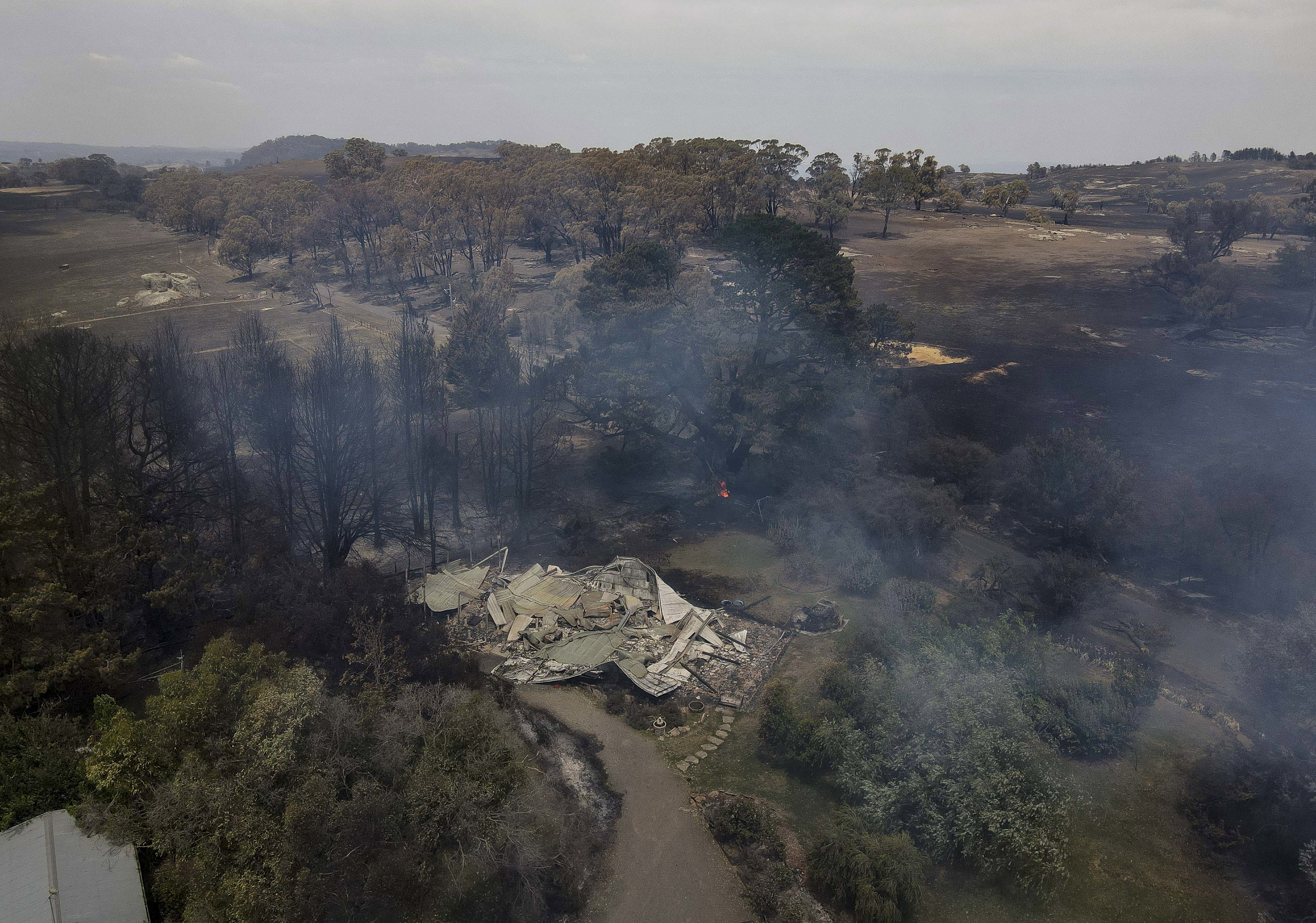 Ten major bushfires, 15 emergency warnings remain as toll becomes clearer