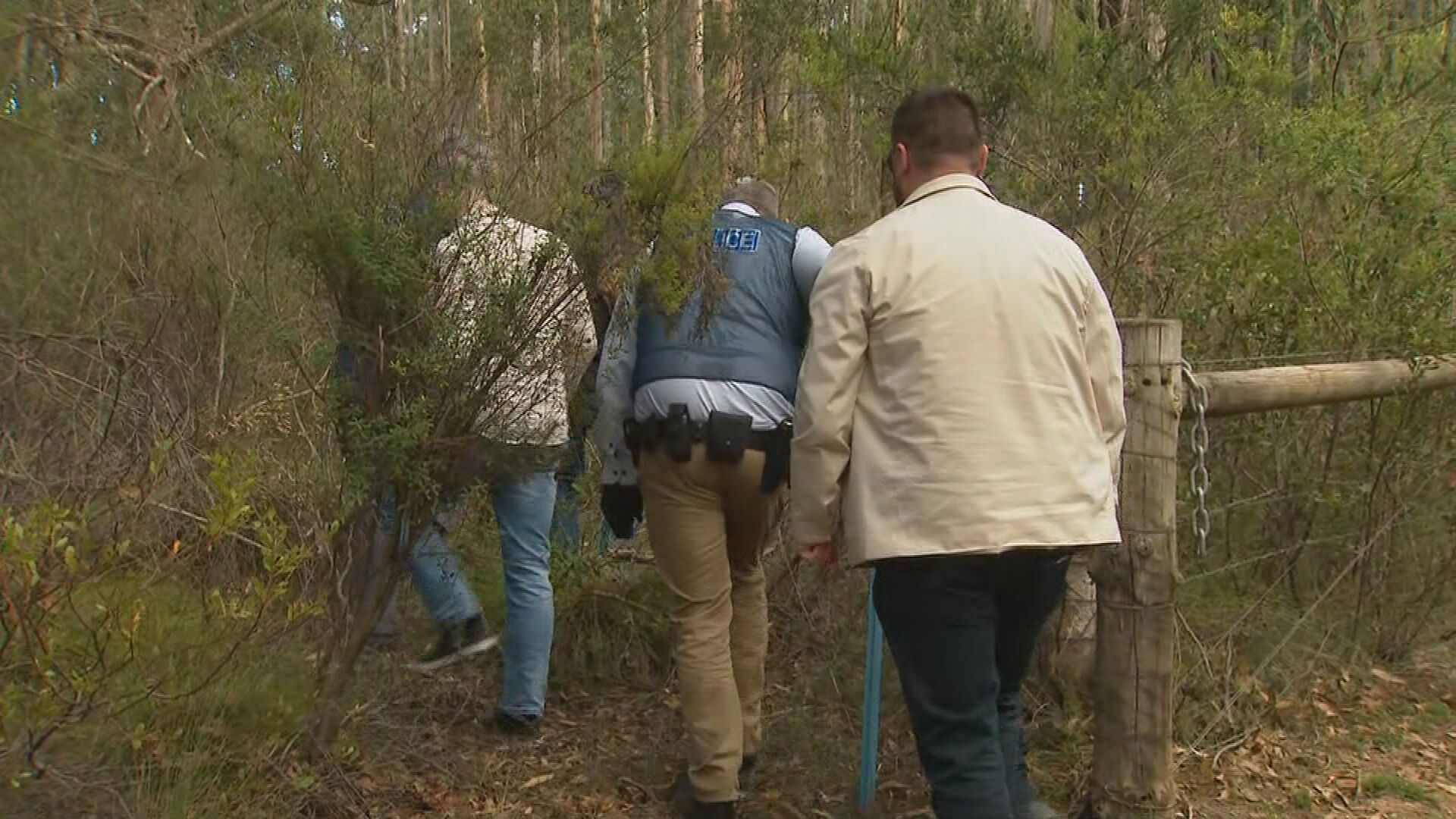 A bushwalker has discovered human remains off a trail south of Adelaide, sparking a major police investigation.﻿ A member of the public﻿ made the discovery five metres down a ravine off a trail in the Spring Mount Conservation Park at about 5.30pm yesterday. State Emergency Service volunteers and South Australia Police combed through the rugged terrain last night and today.