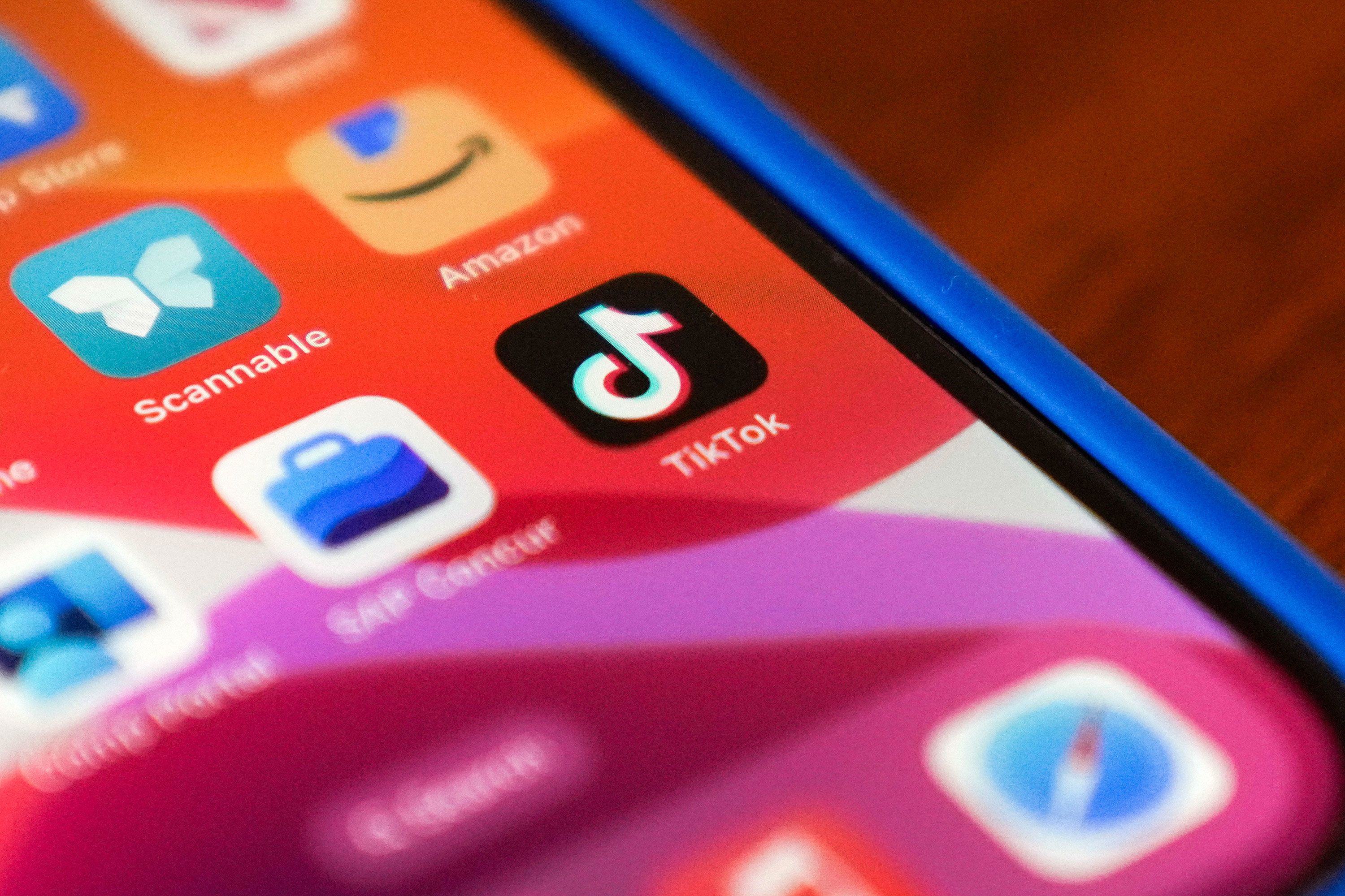 El logotipo de la aplicación Tiktok se muestra en un iPhone el 17 de enero en Houston. Google Play dijo que restauró a Tiktok a la App Store de EE. UU. El 13 de febrero.