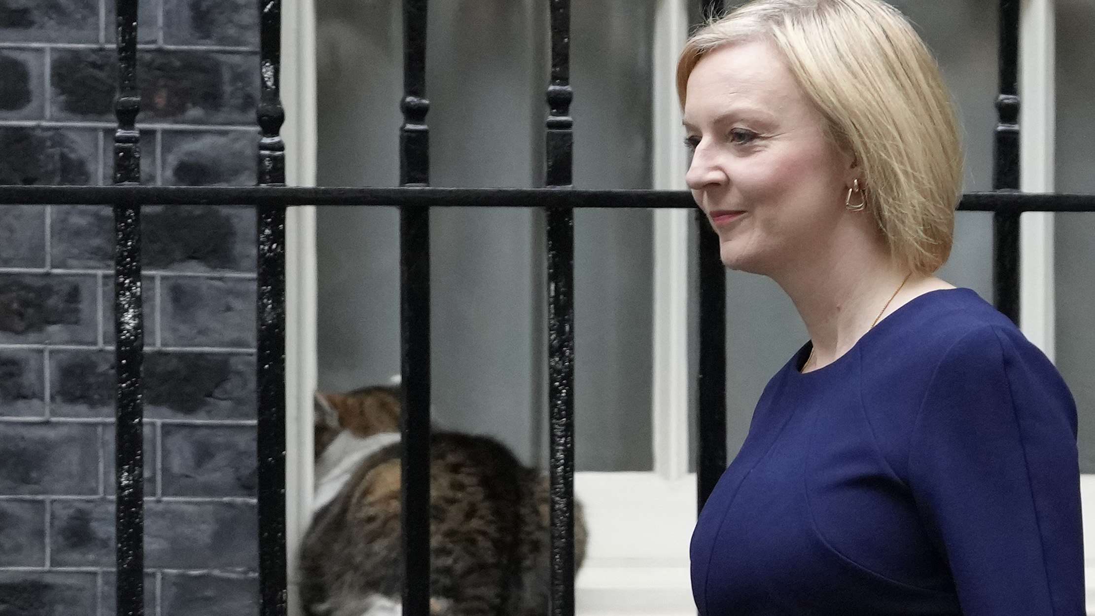 La primera ministra británica, Liz Truss, deja el número 10 de Downing Street para asistir al parlamento.