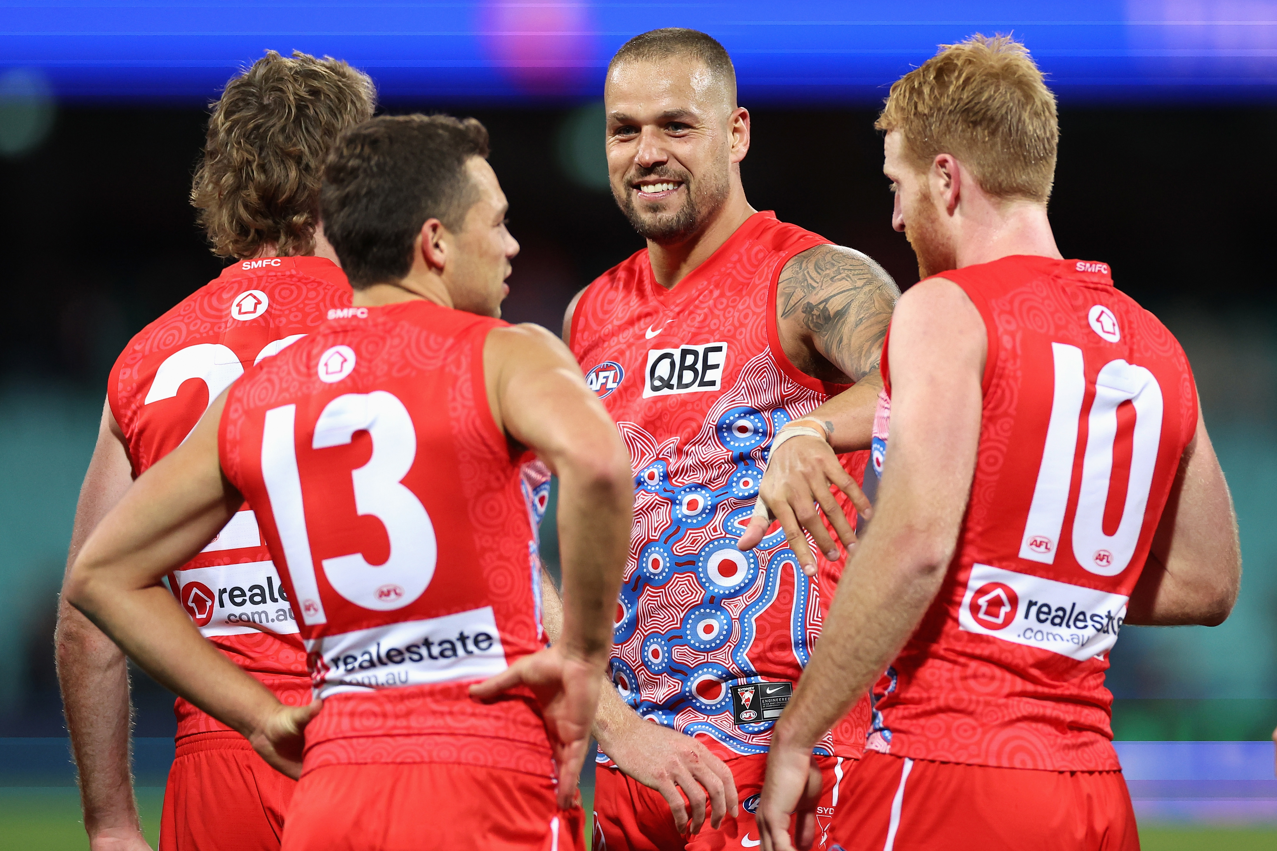 Lance Franklin of the Swans celebrates with teammates.