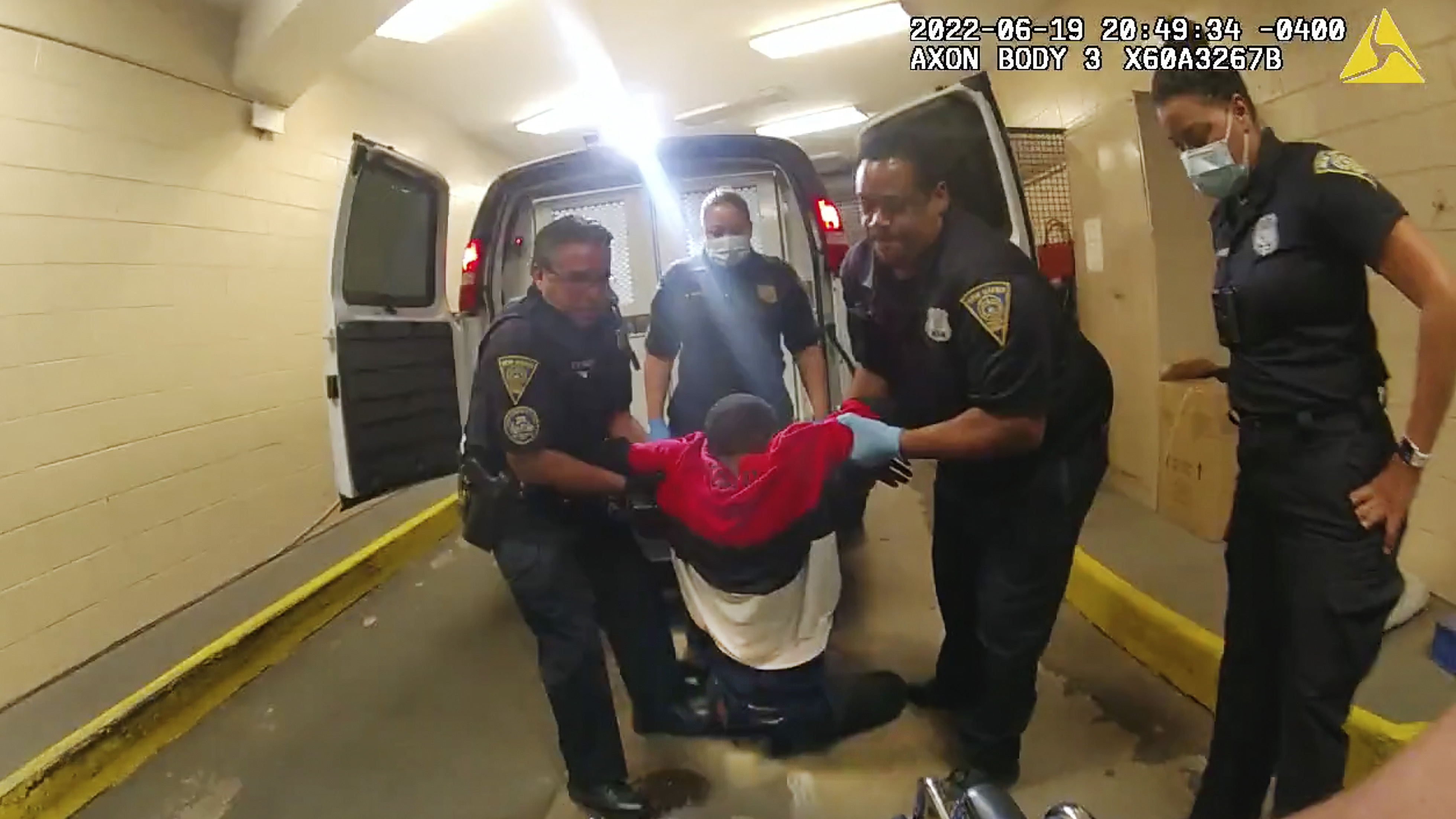 Agentes acusados ​​​​después de que un hombre negro quedara paralizado en una camioneta de la policía en EE. UU.