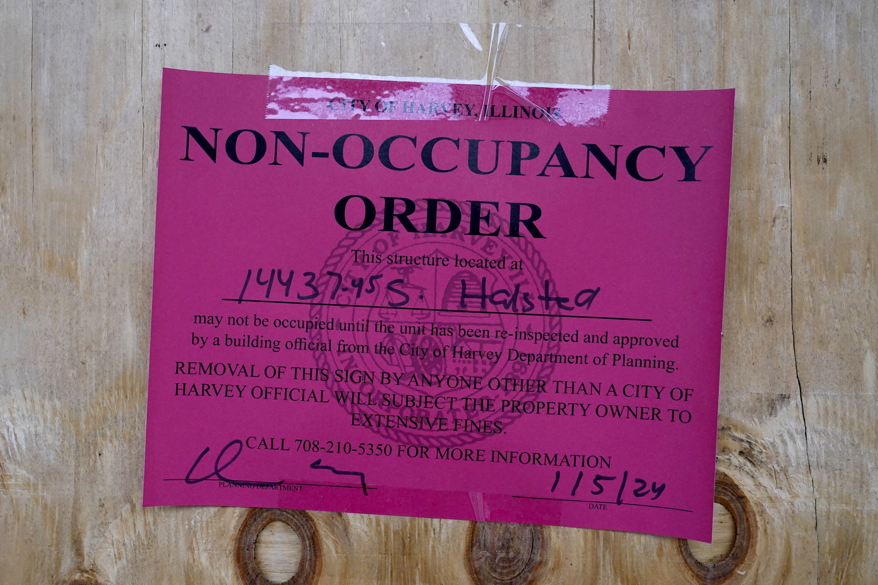 Una orden de no ocupación está grabada en madera contrachapada en un apartamento 