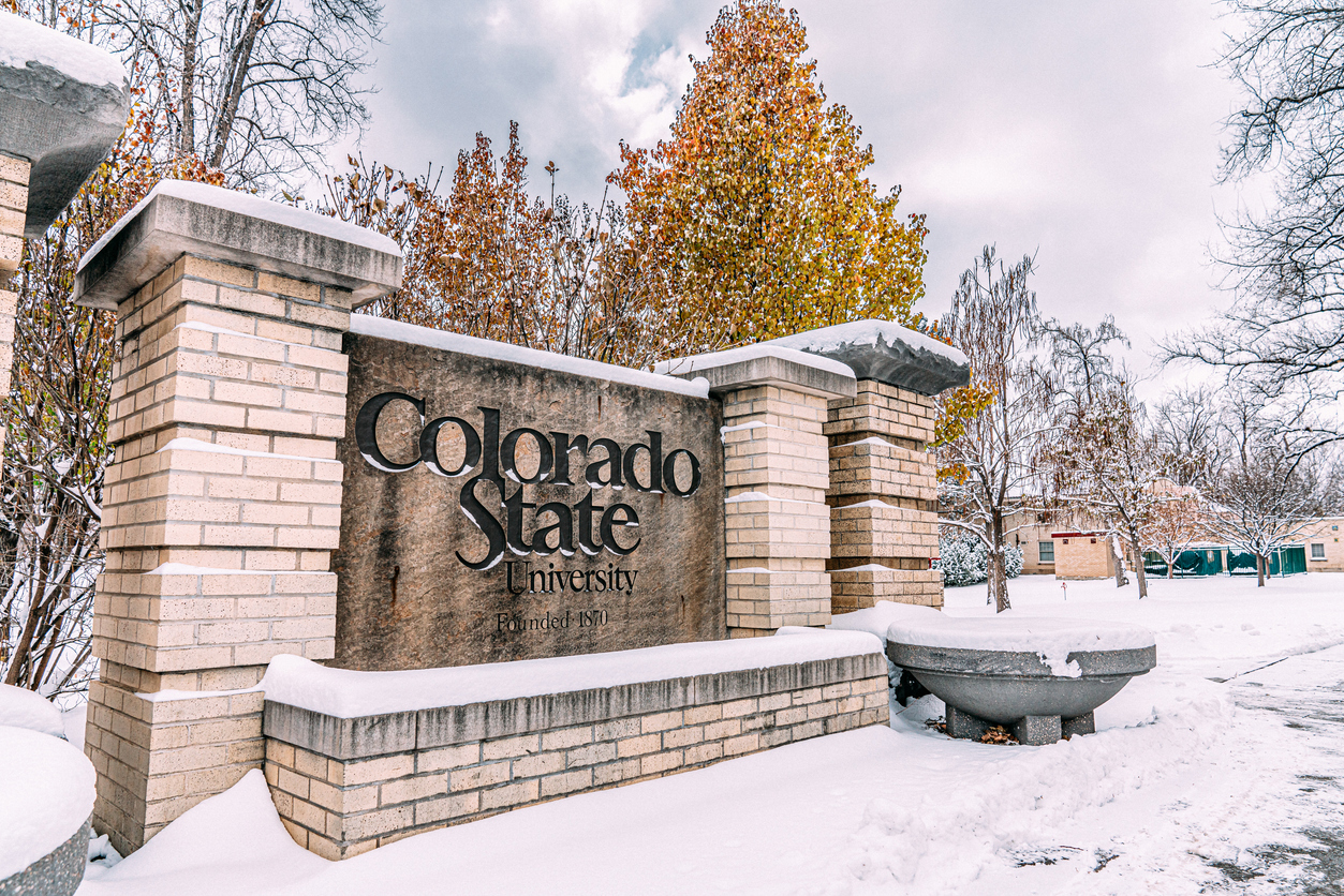 Entrada a CSU en el histórico Parque Oval en la esquina de Laurel y S Howes en un día de nieve en Fort Collins, Colorado