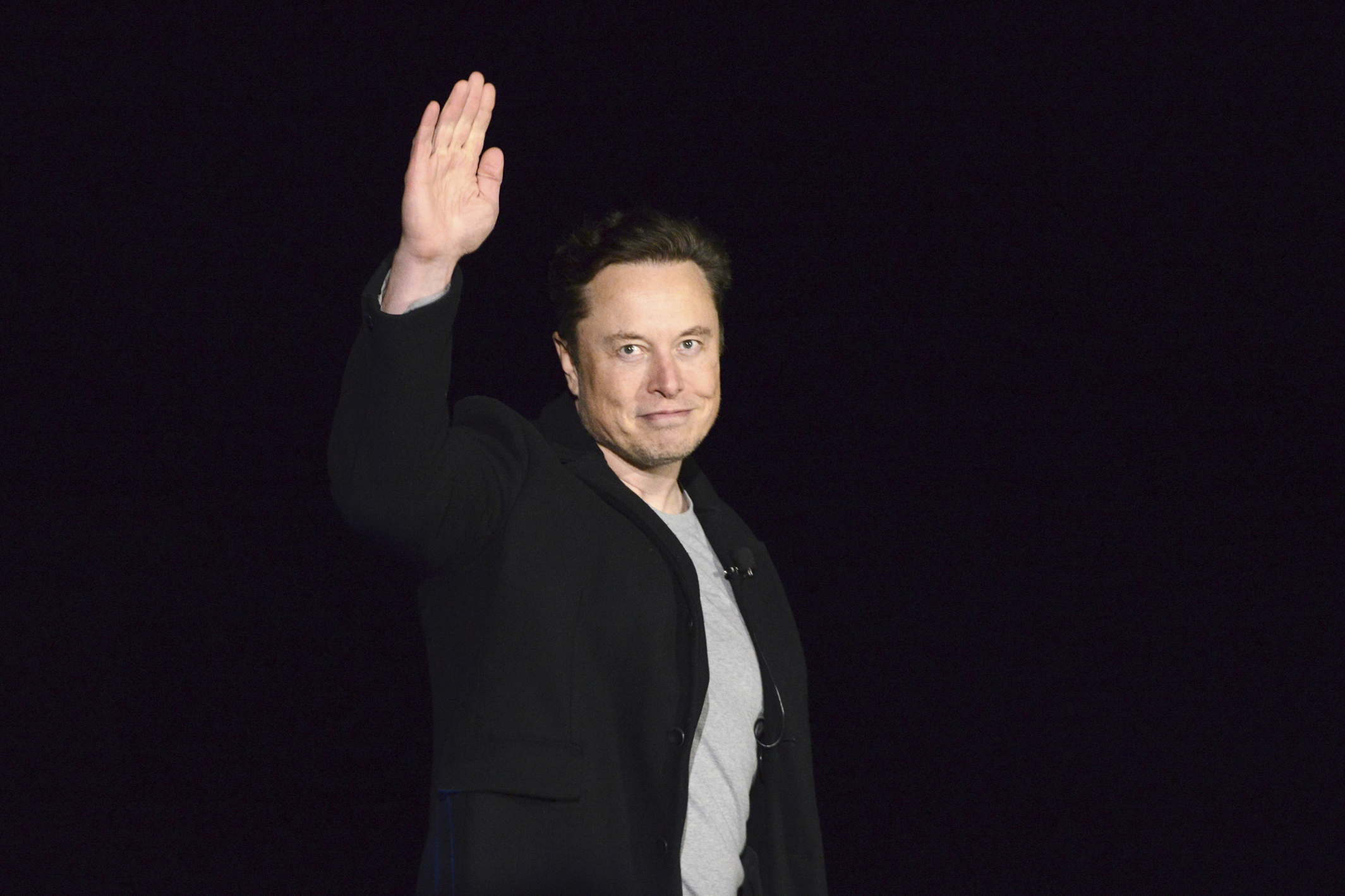 Elon Musk saluda mientras brinda una actualización sobre Starship, el 10 de febrero de 2022, cerca de Brownsville, Texas.  El jueves 15 de diciembre de 2022, Twitter suspendió las cuentas de los periodistas que cubren la plataforma de redes sociales y Musk.