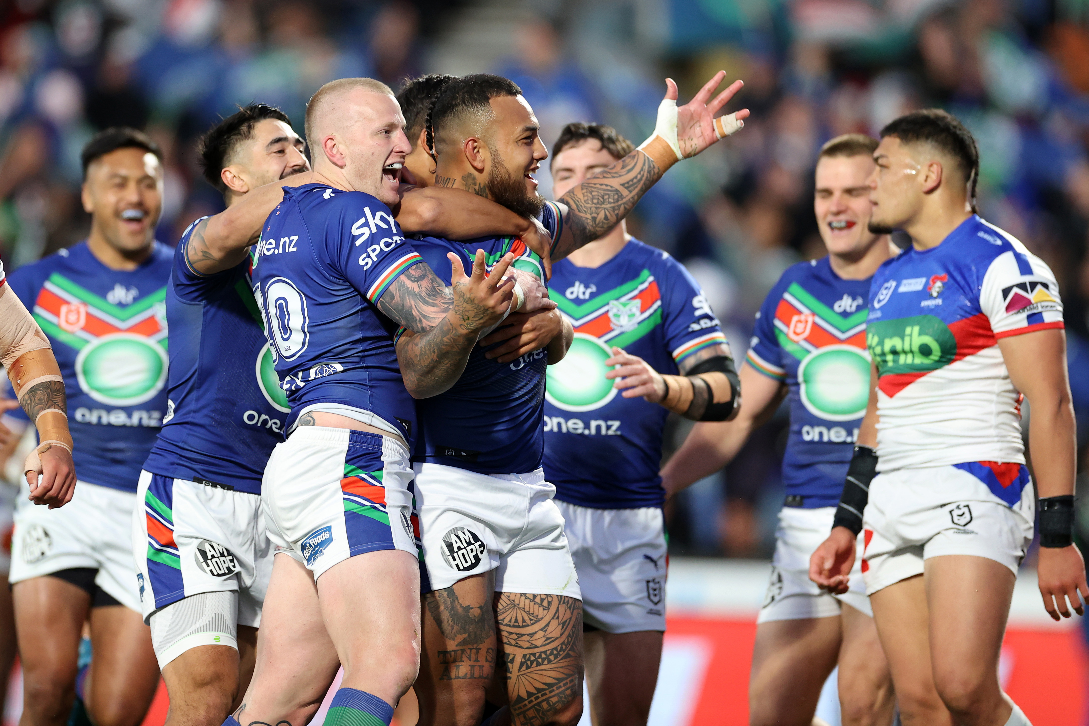 Addin Fonua-Blake scores a try for the Warriors.