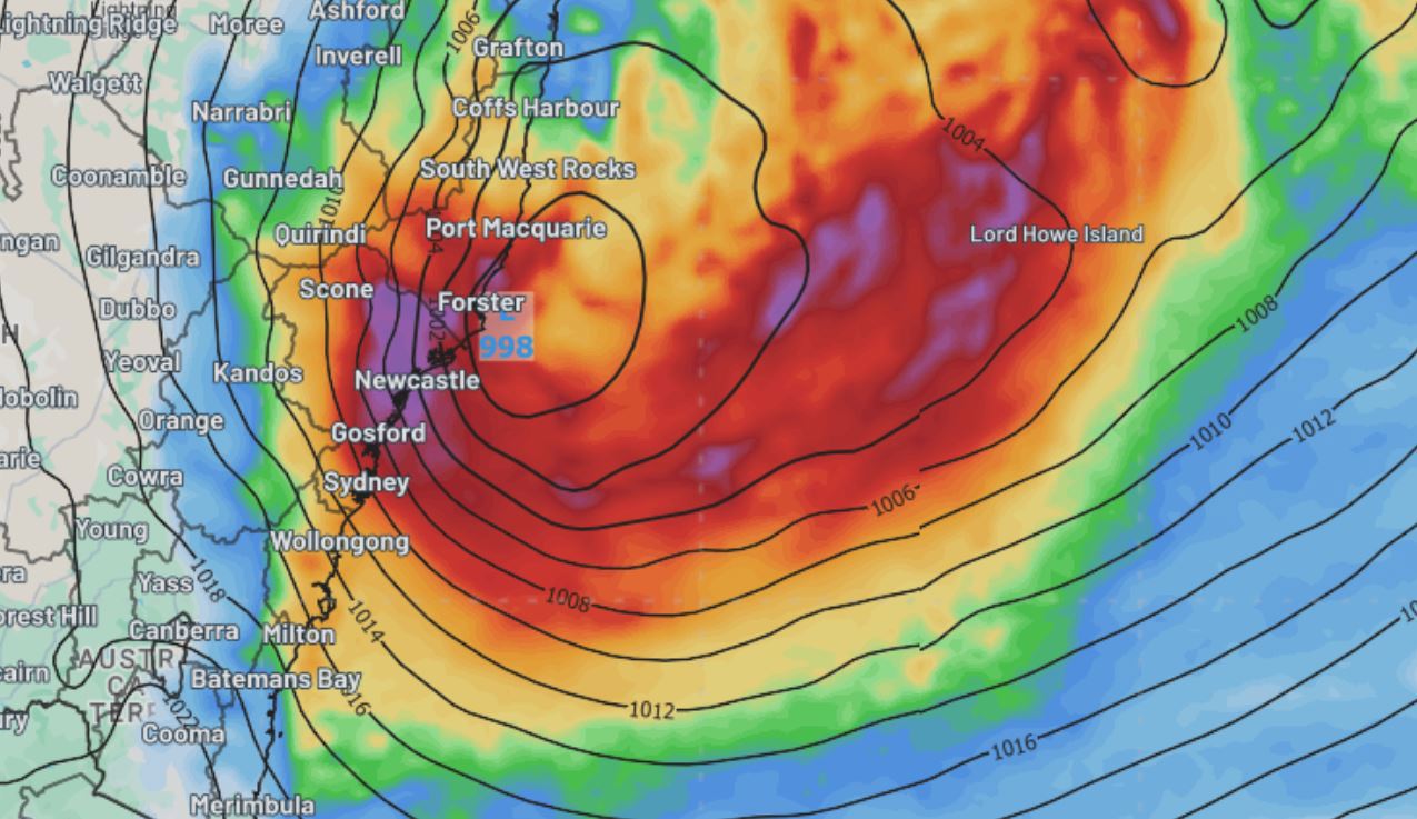 Heavy rain which could bring flooding as well, strong winds and large surf is set to hit Australia's east coast next week.﻿