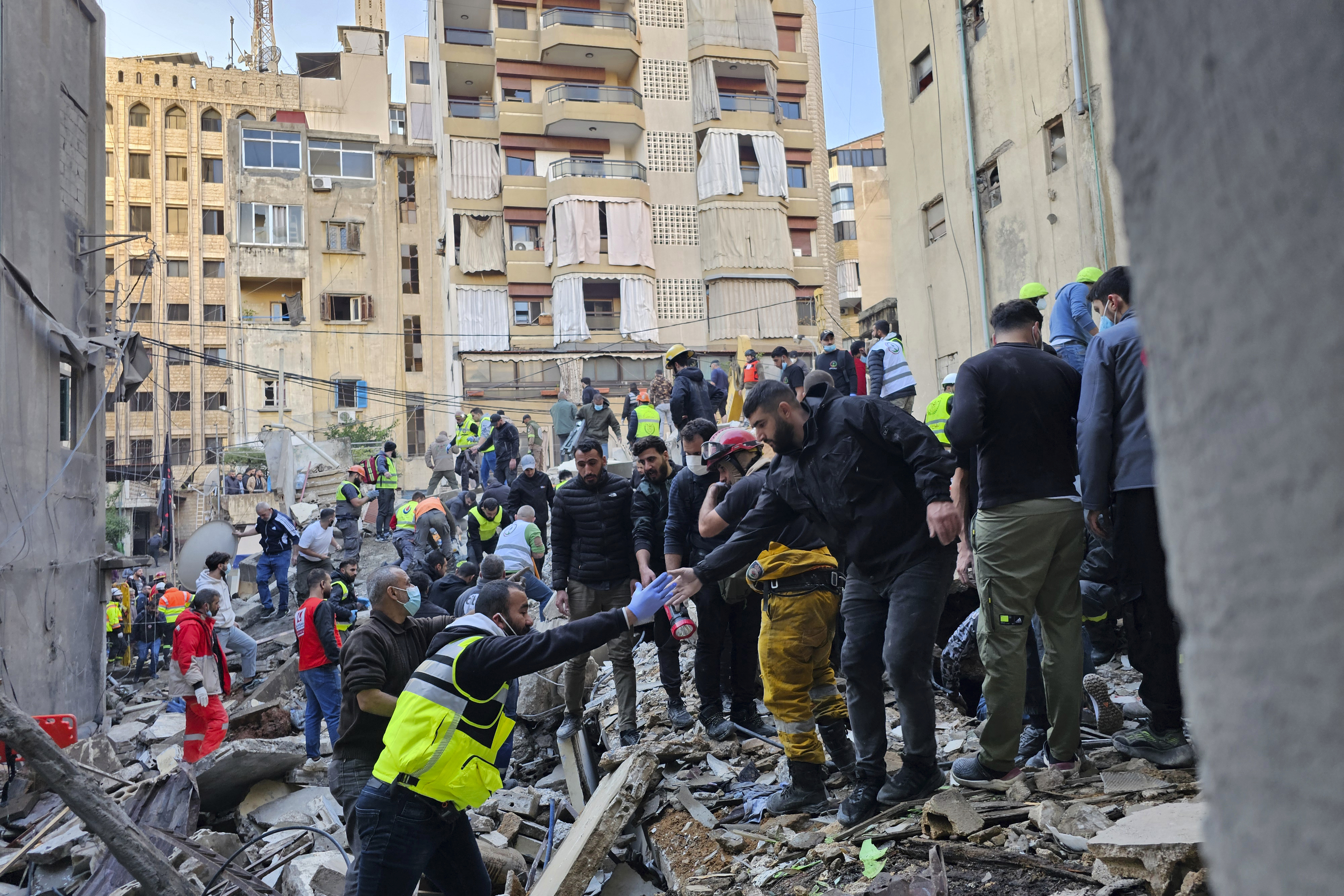 Los rescatistas buscan víctimas en el lugar de un ataque aéreo israelí que tuvo como objetivo un edificio en Beirut, Líbano, el martes 26 de noviembre de 2024.