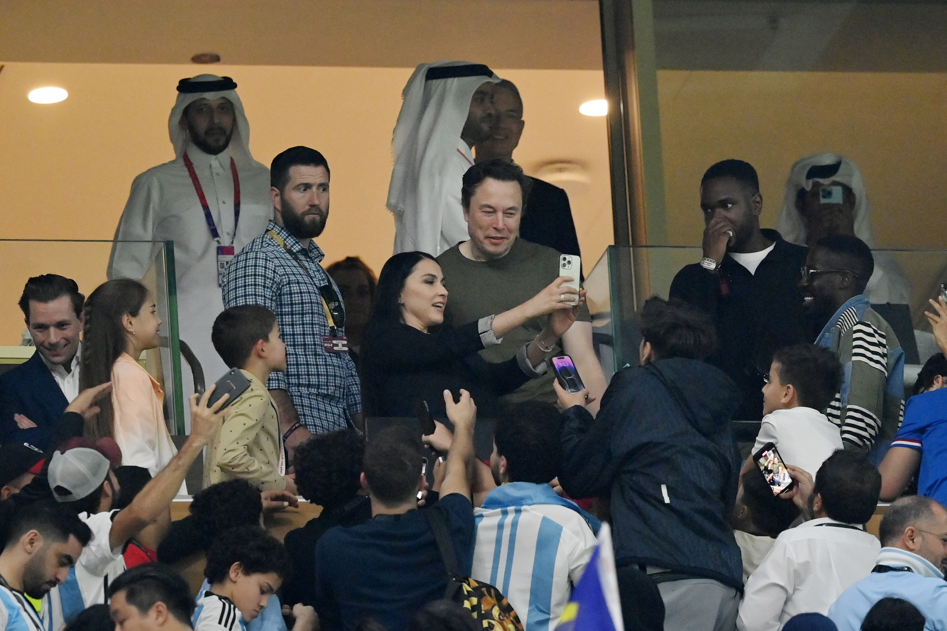 Los fanáticos toman fotos con Elon Musk durante el partido final de la Copa Mundial de la FIFA Qatar 2022 entre Argentina y Francia en el estadio Lusail.