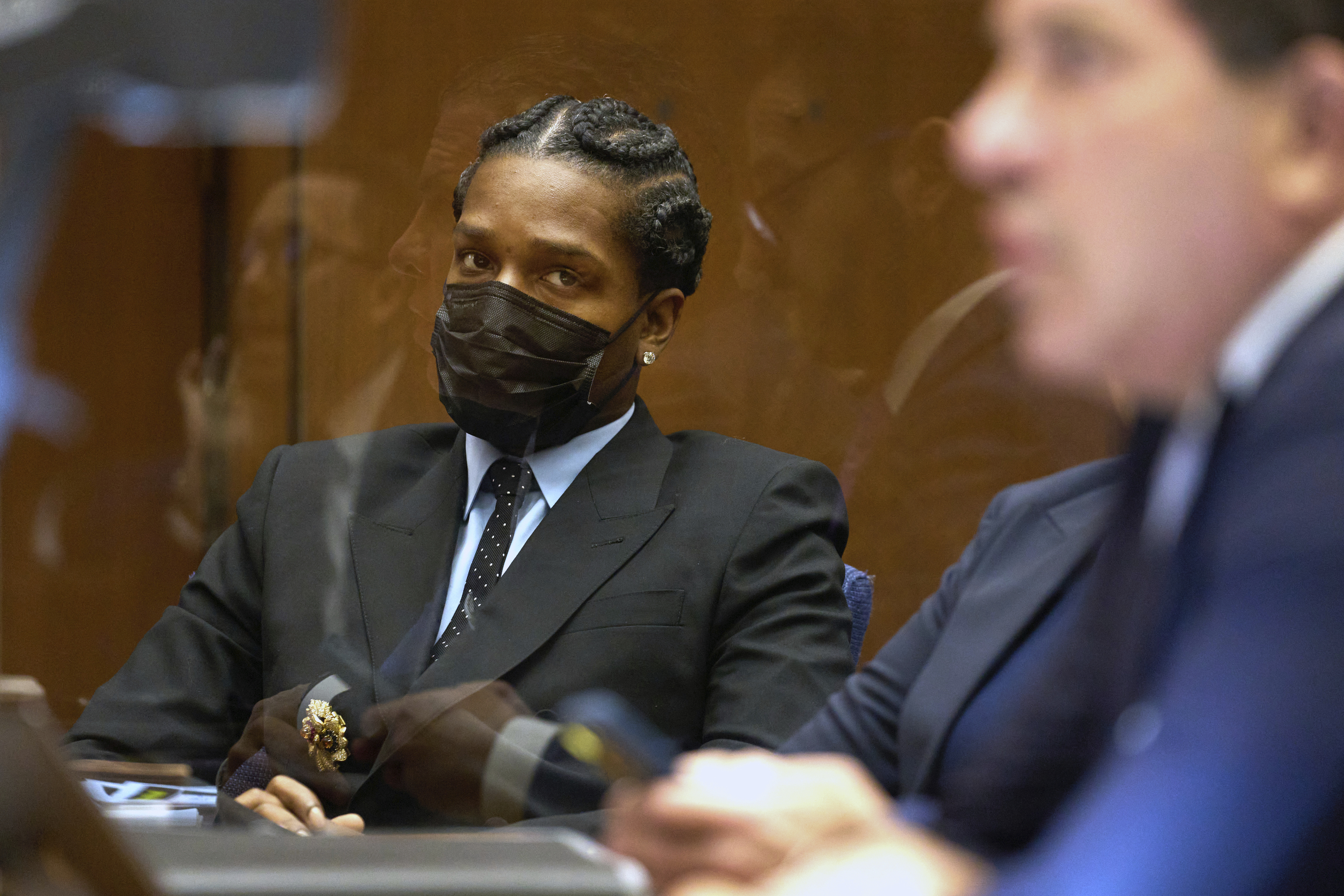 Rakim Mayers, también conocido como A $ AP Rocky, se sienta durante una audiencia preliminar en el Centro de Justicia Criminal Clara Shortridge Foltz en Los Ángeles, el lunes 20 de noviembre de 2023. Estrella y padre de dos hijos con Rihanna cuando decide si debería ser juzgado por dos delitos graves de asalto con un arma de fuego semiautomática. Se declaró inocente. (Foto de cena/piscina de Allison a través de AP)