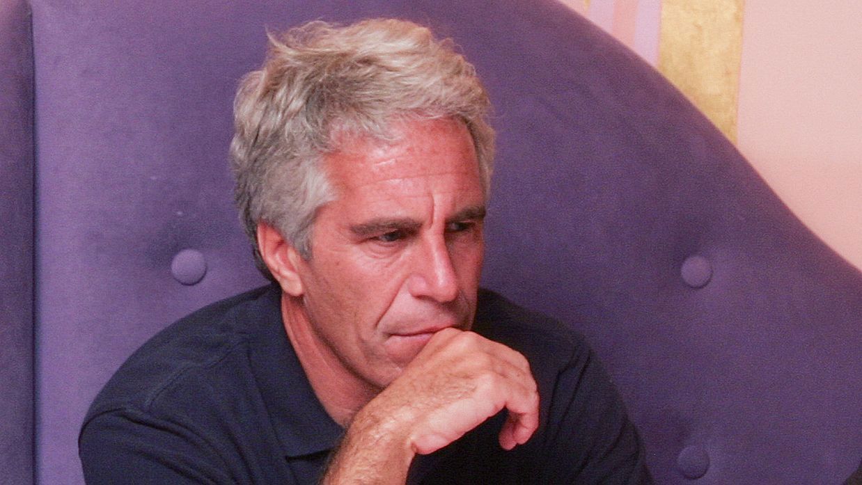 Detective describe el reclutamiento de decenas de niñas para Epstein