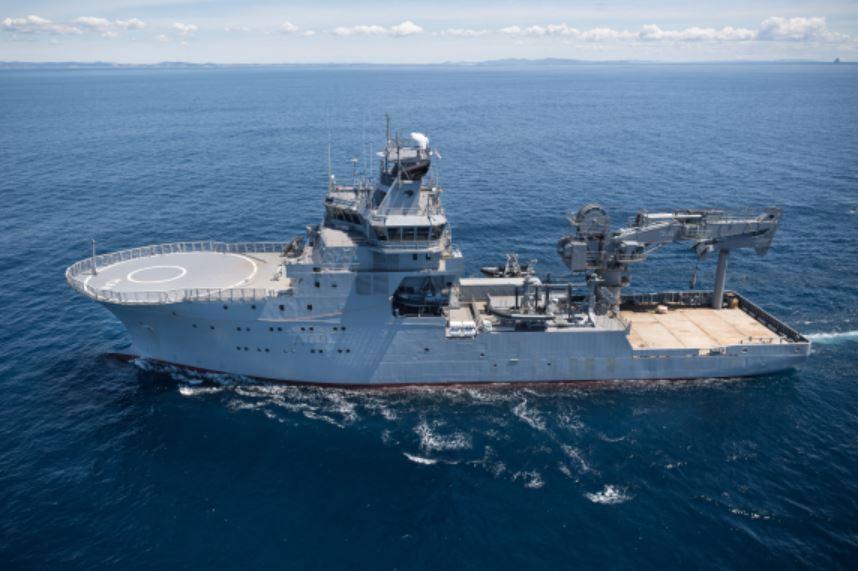 A New Zealand Navy ship has capsized off Samoa after running aground and catching fire.