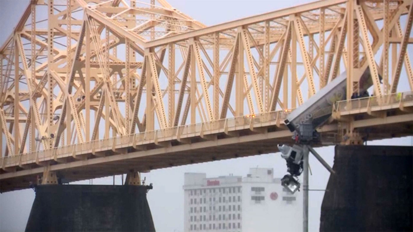 The bridge connects Kentucky's biggest city with its northern neighbour of Indiana.