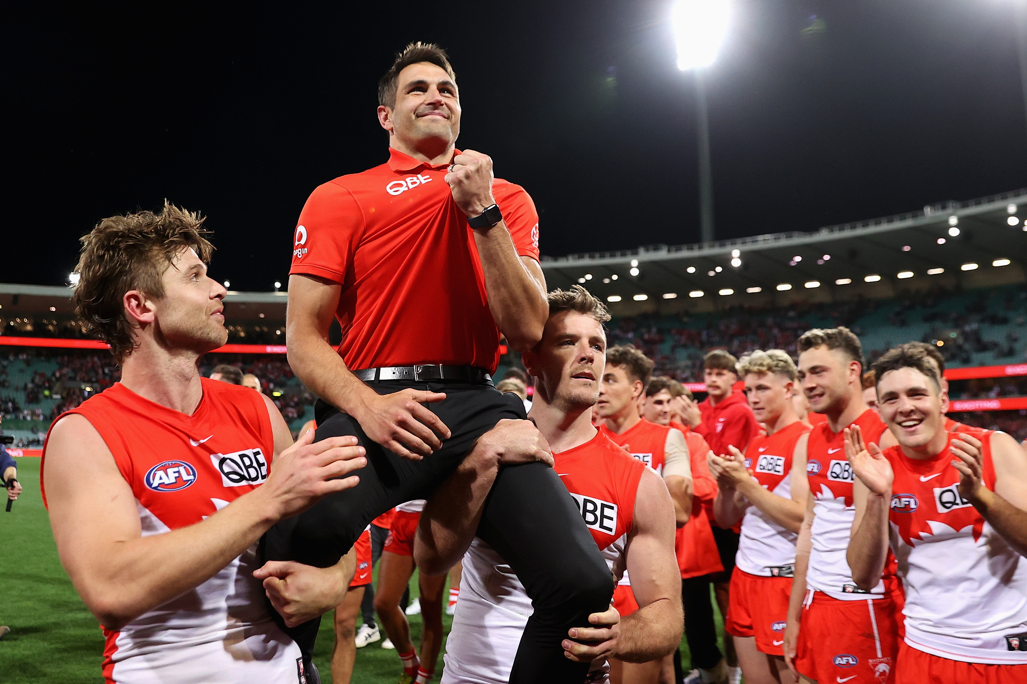 Injured retiring Swans player Josh Kennedy is chaired from the SCG.