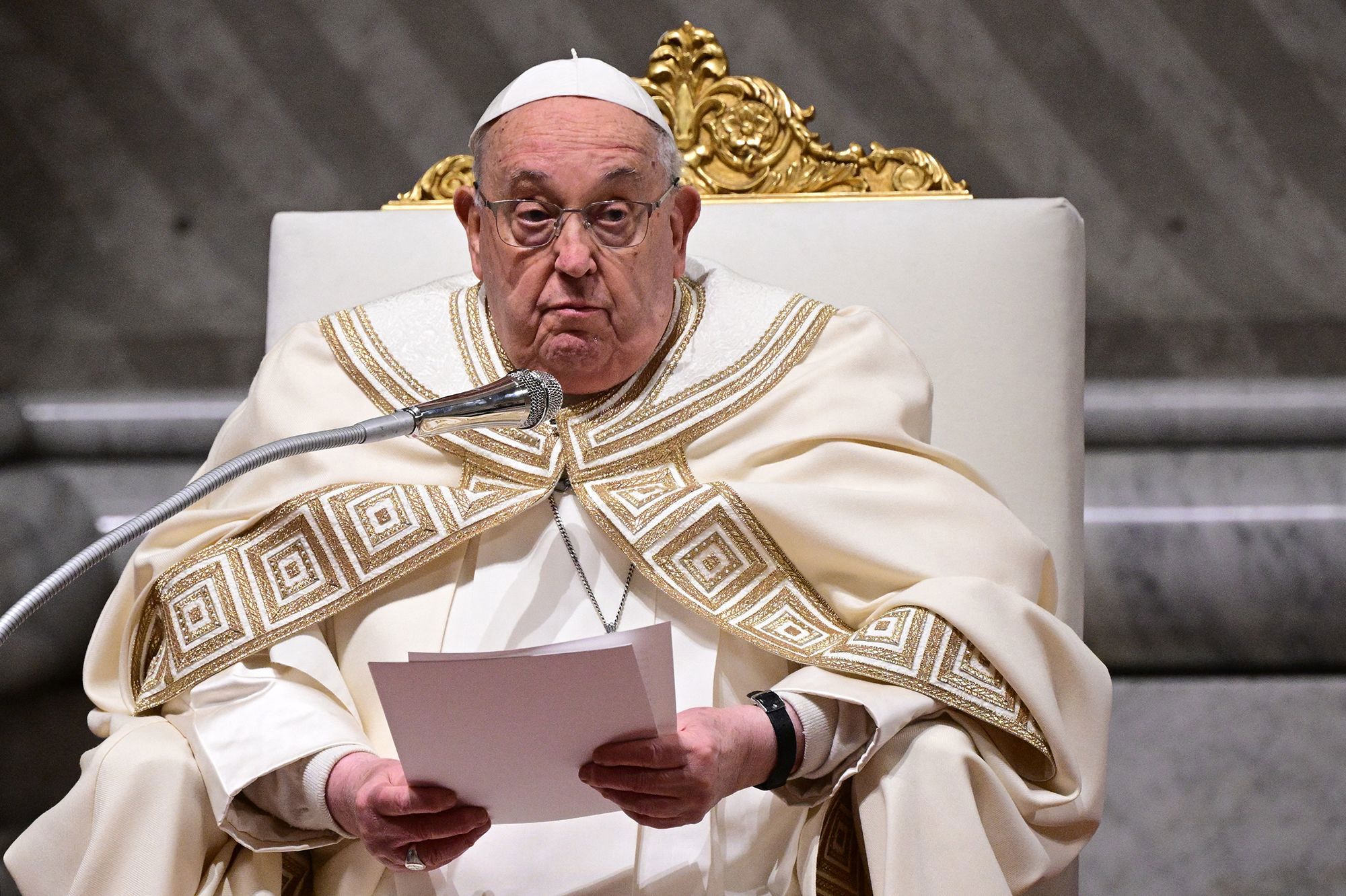 Pope Francis inhales 'copious mucous' in new health crisis