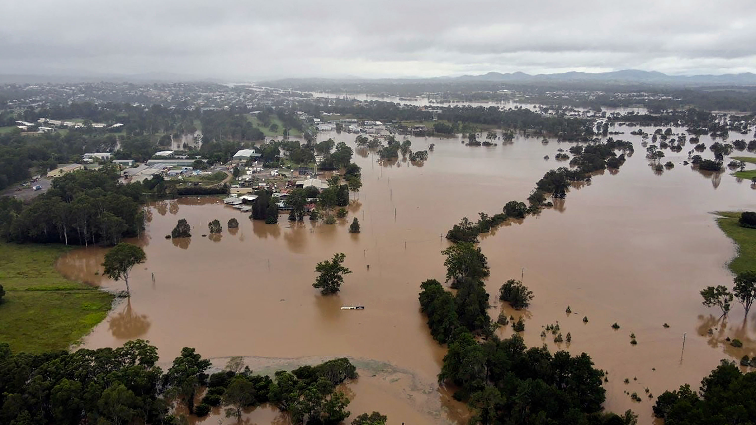 El agua inunda la tierra y los edificios cerca de Gympie