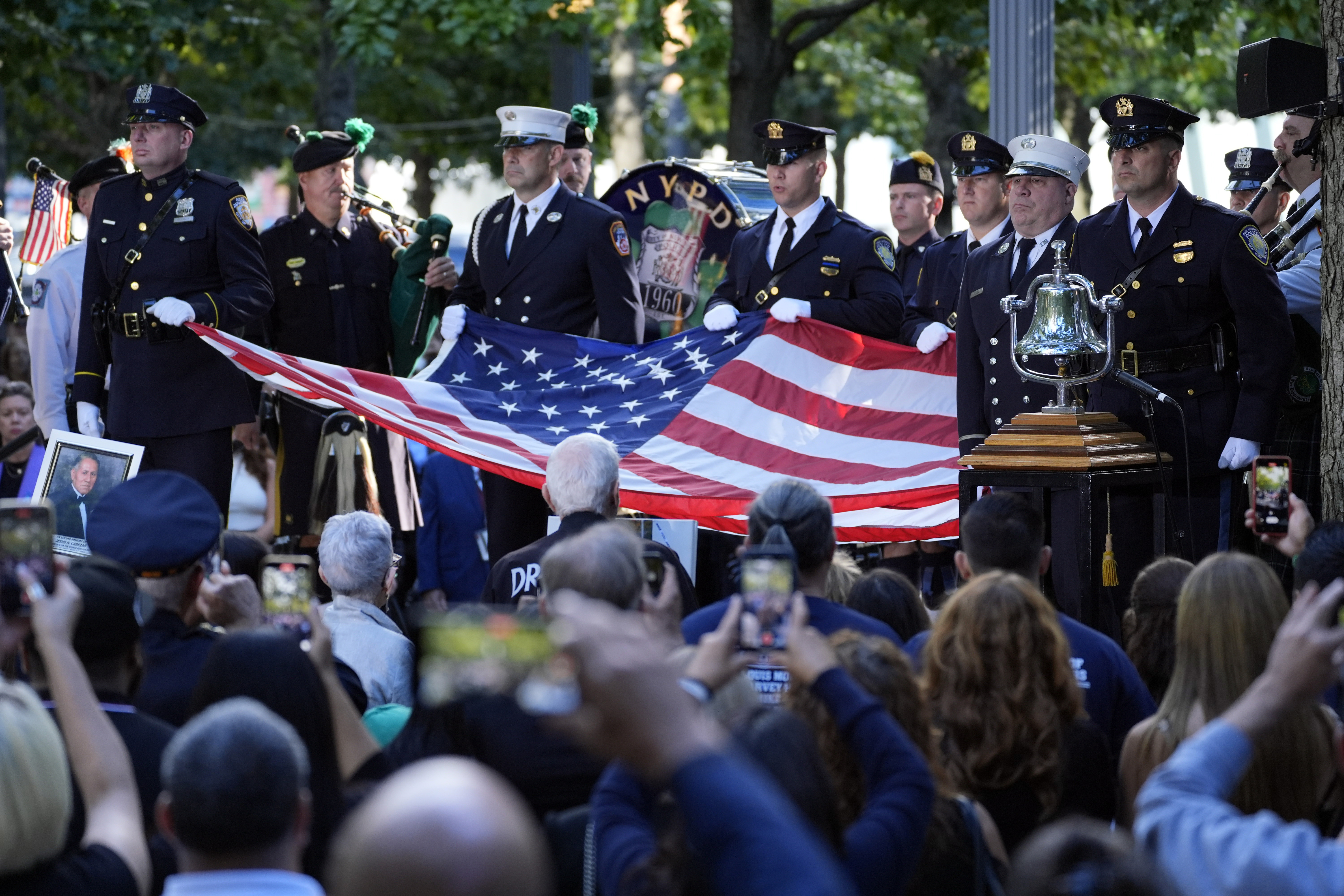 Una guardia de honor del Departamento de Policía de Nueva York sostiene una bandera estadounidense durante una ceremonia de conmemoración del 11 de septiembre en la Zona Cero, en Nueva York, el miércoles 11 de septiembre de 2024.