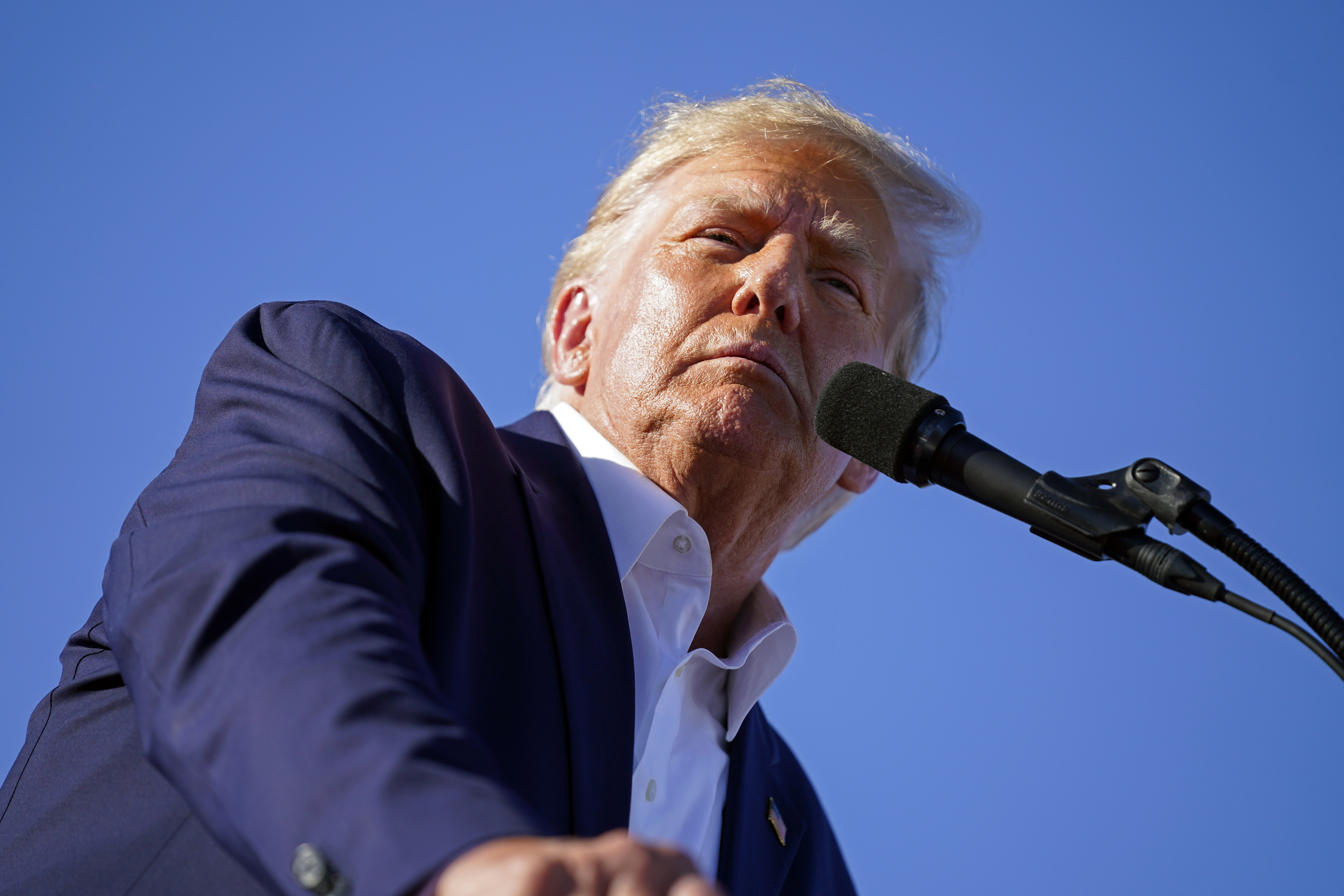 El expresidente Donald Trump habla en un mitin de campaña en el Aeropuerto Regional de Waco, el sábado 25 de marzo de 2023, en Waco, Texas.