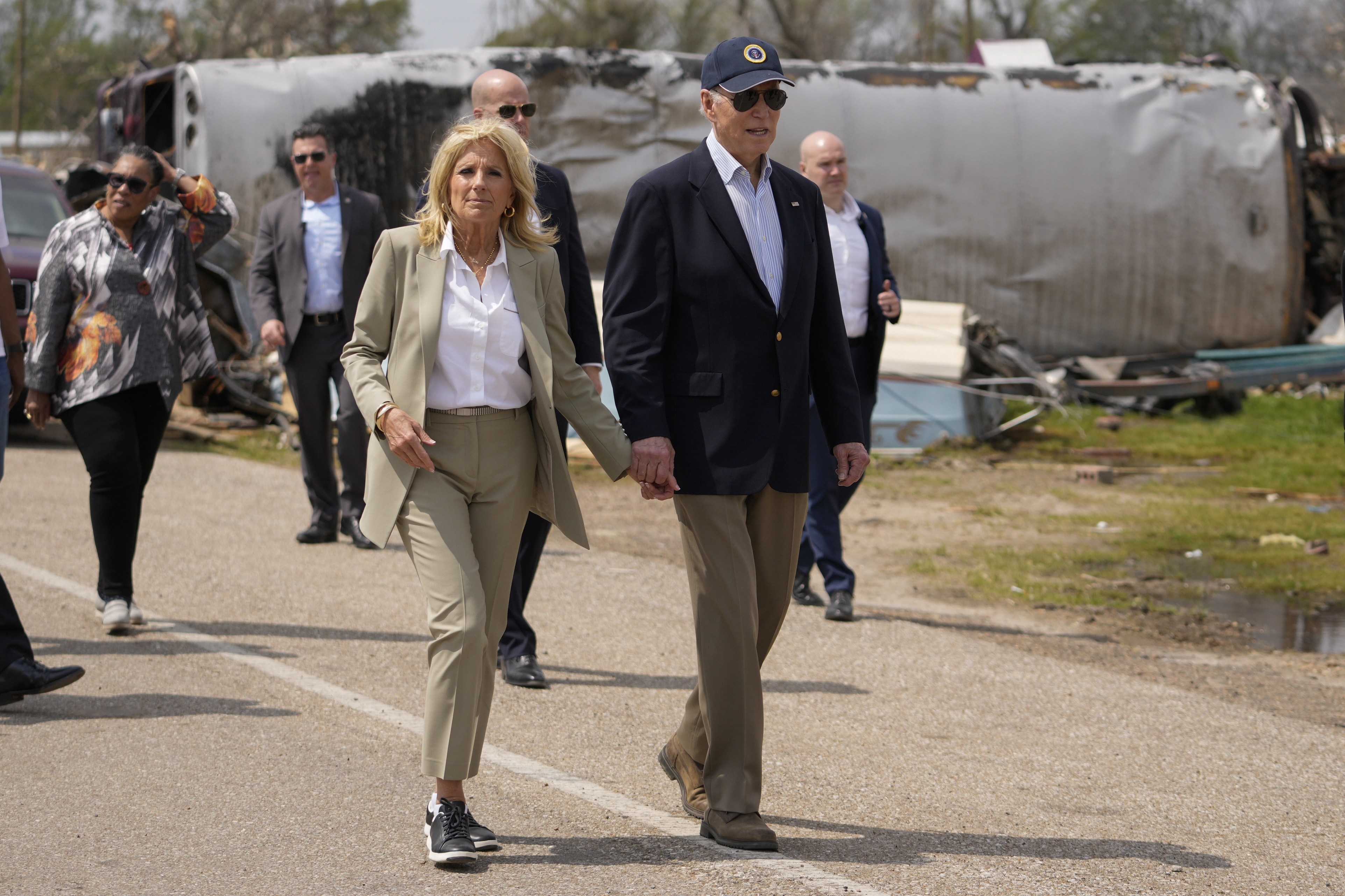 El presidente Joe Biden y la primera dama Jill Biden inspeccionan los daños después de que un tornado mortal y una tormenta severa atravesaran el área en Rolling Fork, Mississippi, el viernes 31 de marzo de 2023.