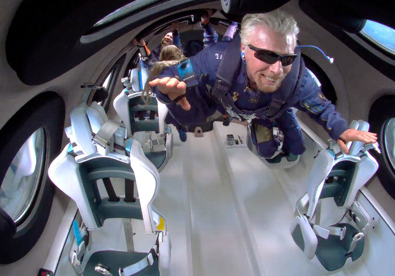 Richard Branson y la tripulación a bordo del VSS Unity de Virgin Galactic el 11 de julio de 2021.