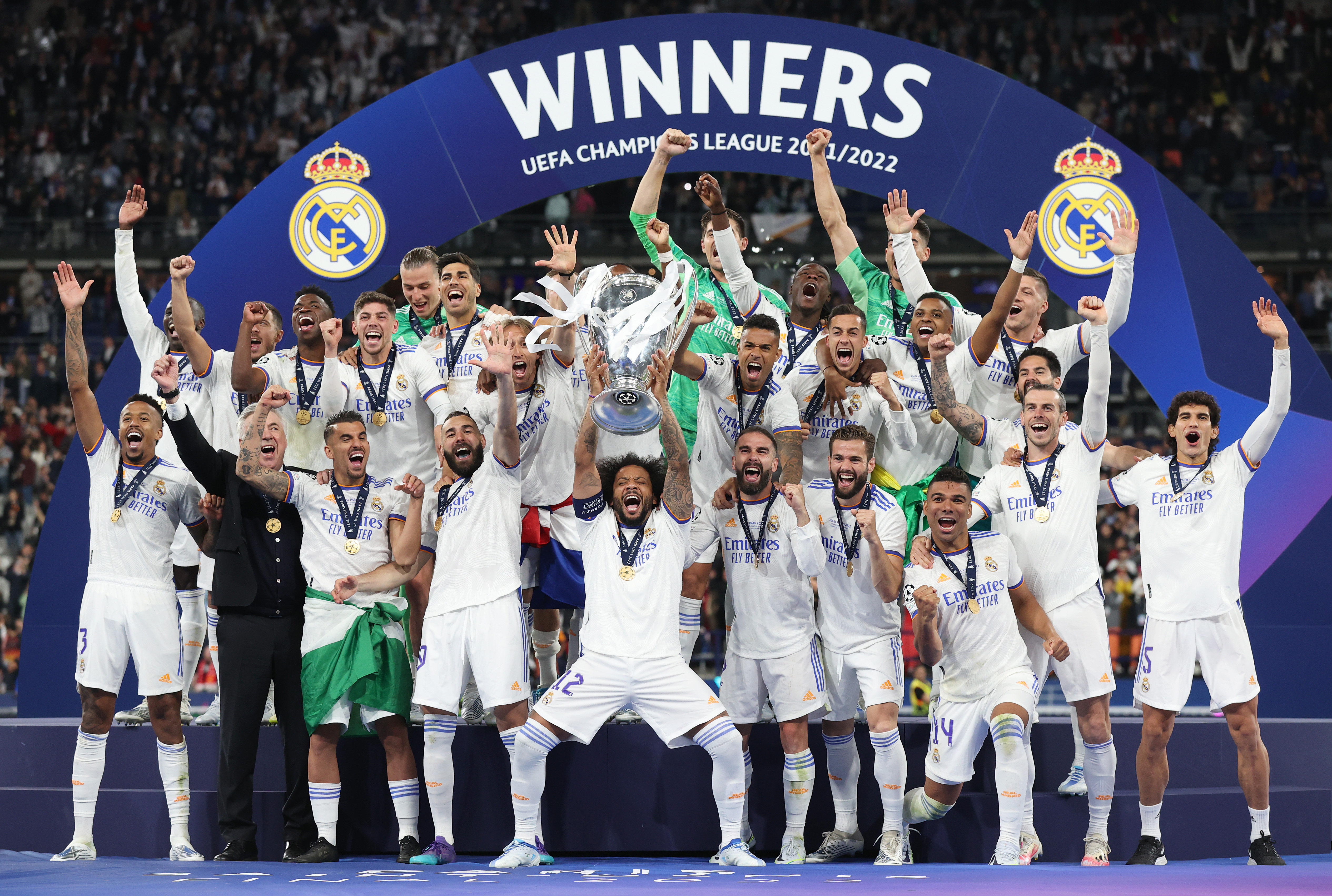 Кто стал чемпионом европы. Реал Мадрид победитель Лиги чемпионов 2022. Реал Мадрид с Кубком ЛЧ 2022. Реал Мадрид чемпион 2022. Реал Мадрид 14 ЛЧ.